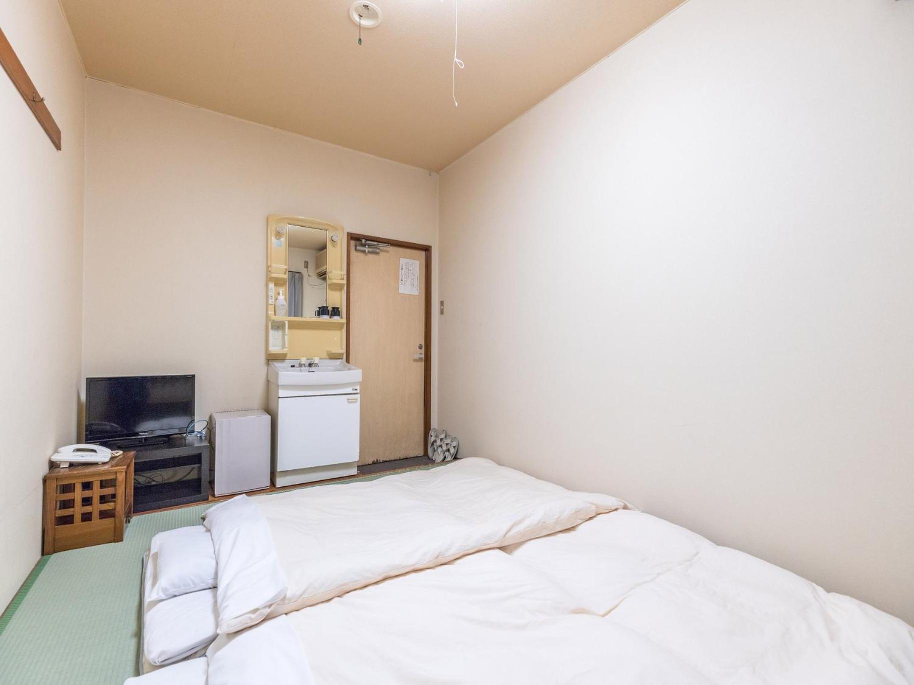 Japanese-Style Twin Room with Shared Bathroom - Non-Smoking photo 3