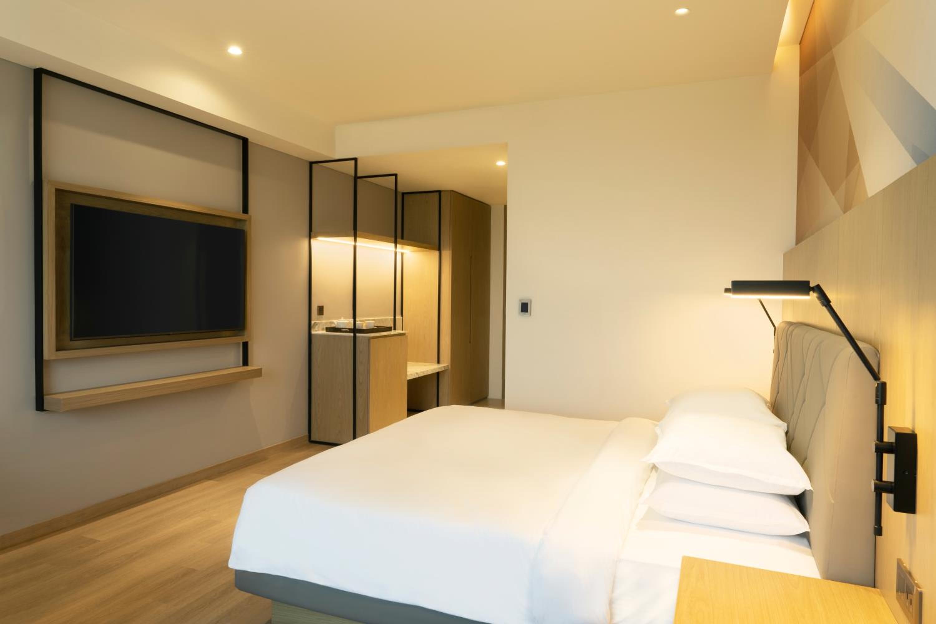 Deluxe King Room - Photo 4