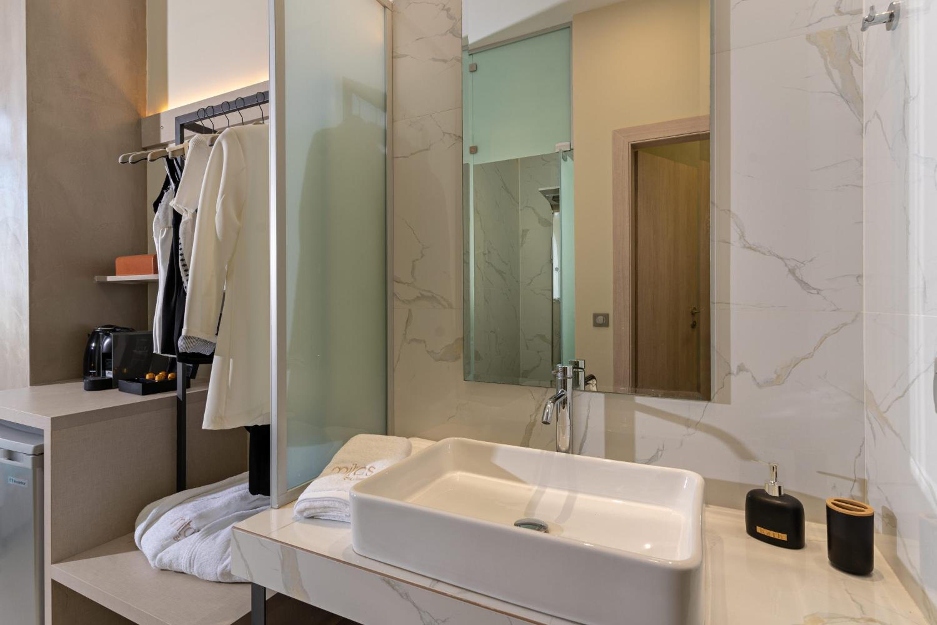 Deluxe Double Room with Balcony and Sea View photo 2