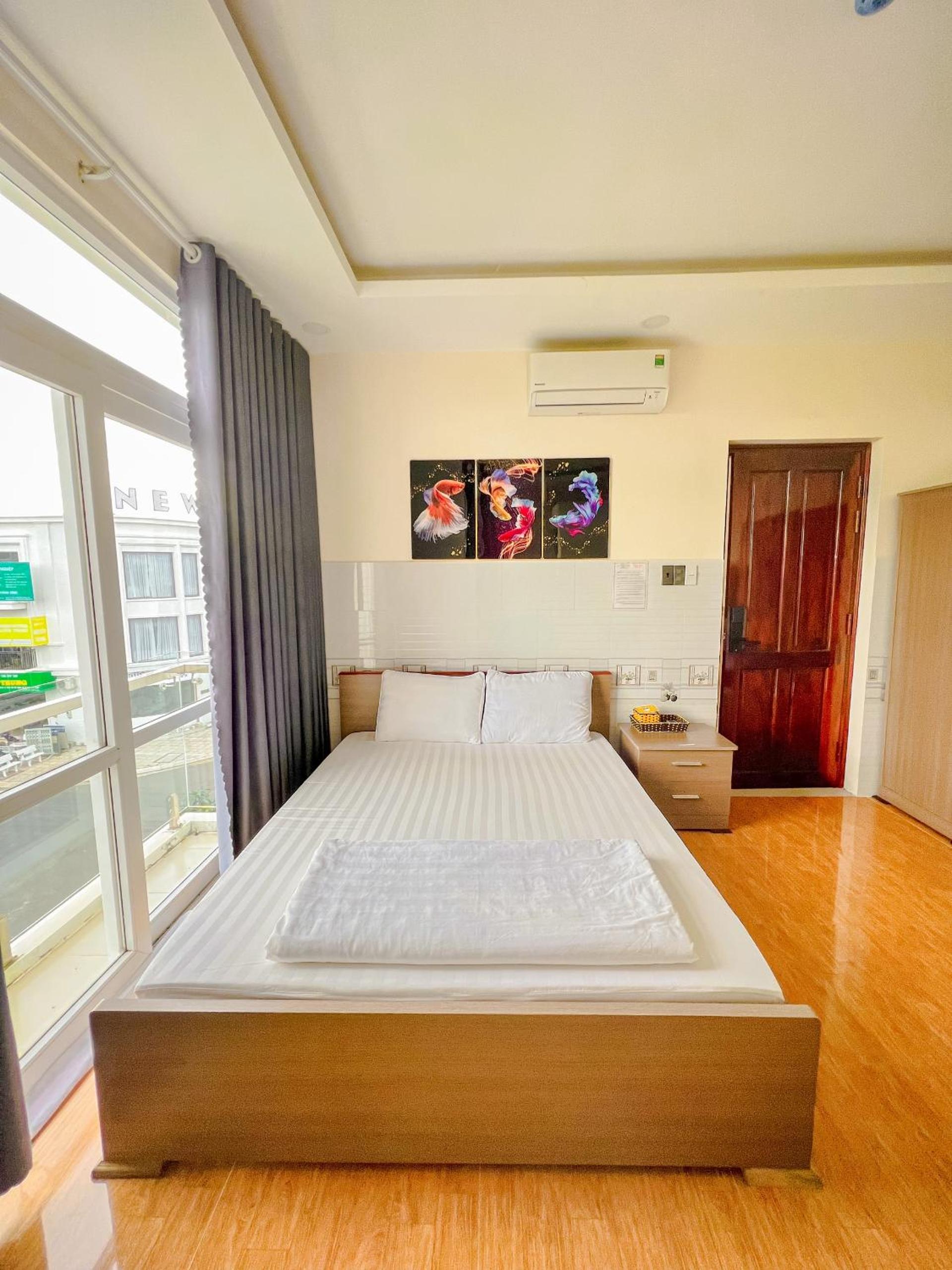 King Room with Balcony - Photo 4