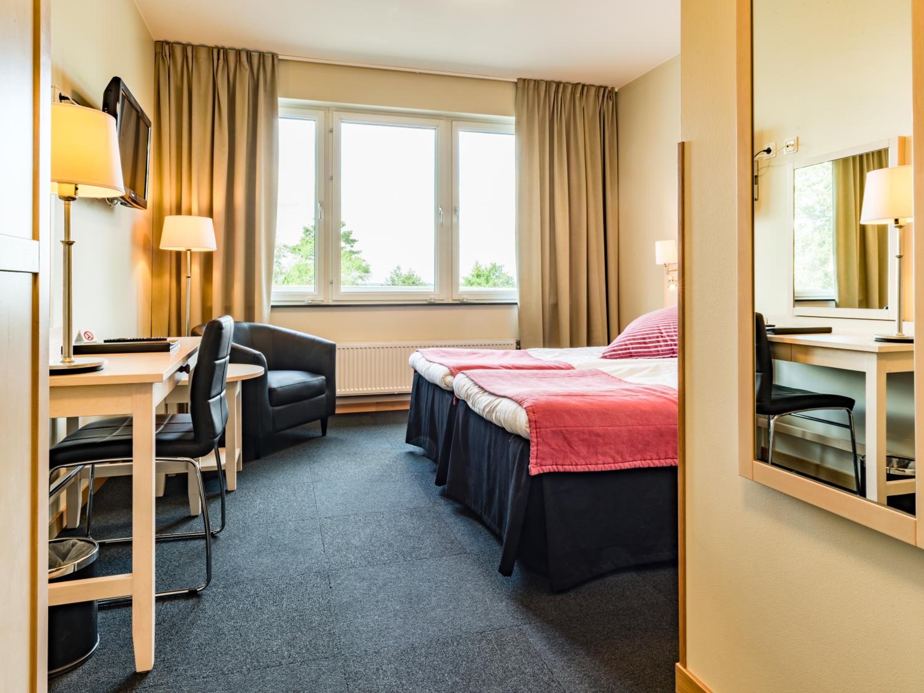 Double or Twin Room with Partial Sea View photo 1