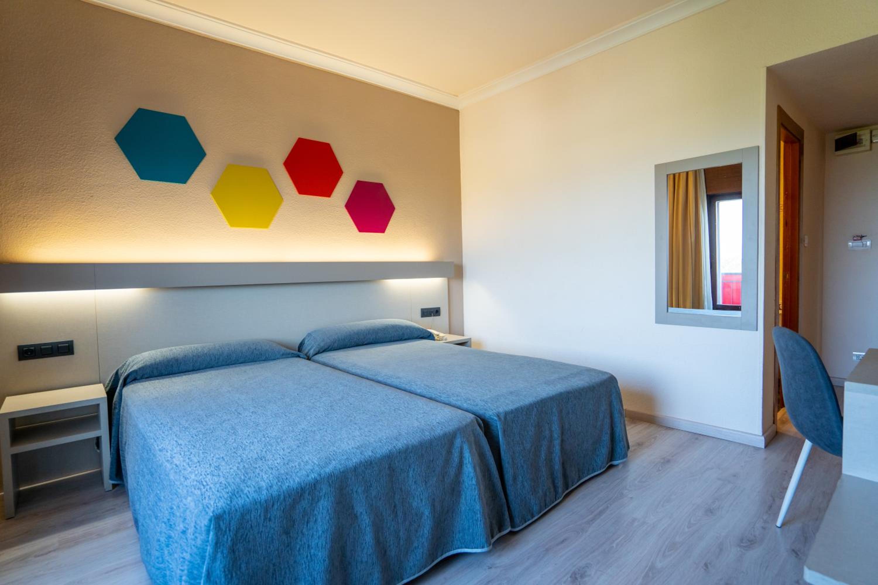 Twin Room - Photo 1