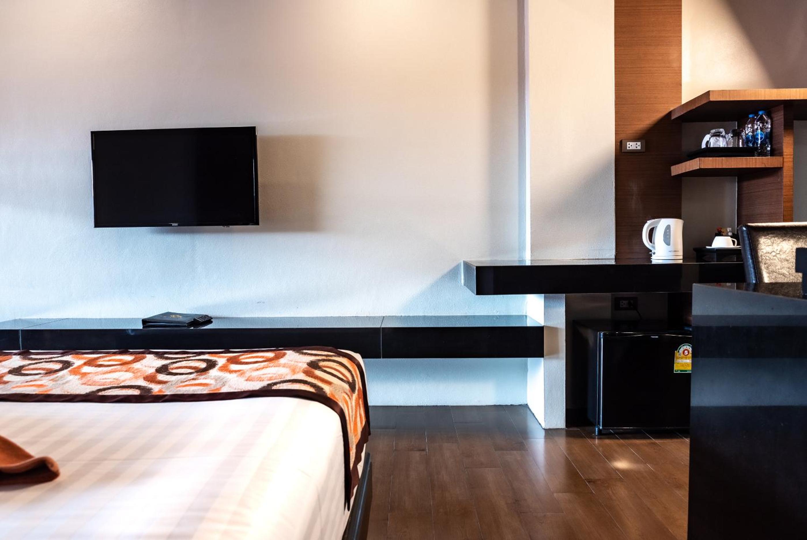 Deluxe King or Twin Room with Pool Access - Photo 12