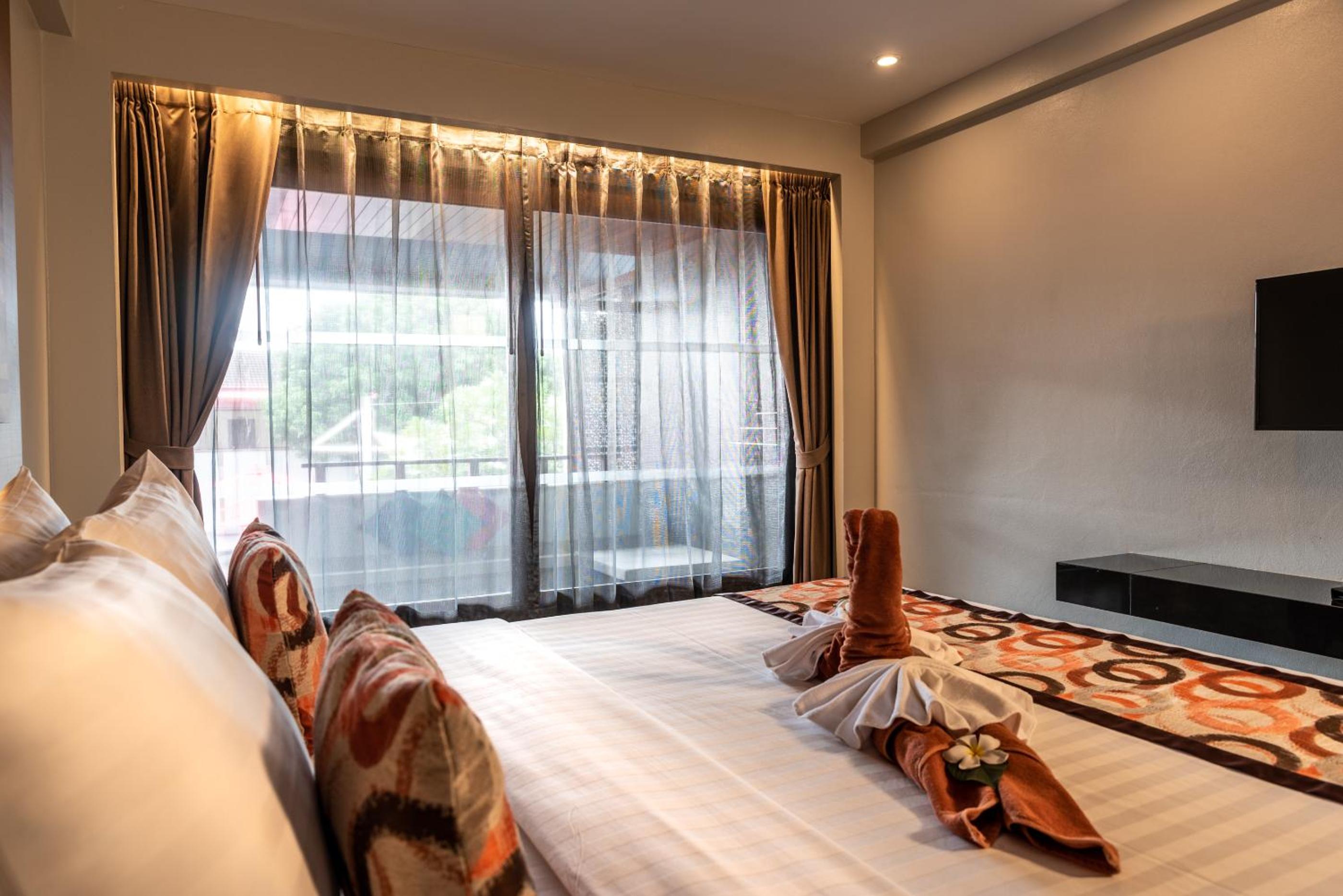 Deluxe King or Twin Room with Pool Access - Photo 13