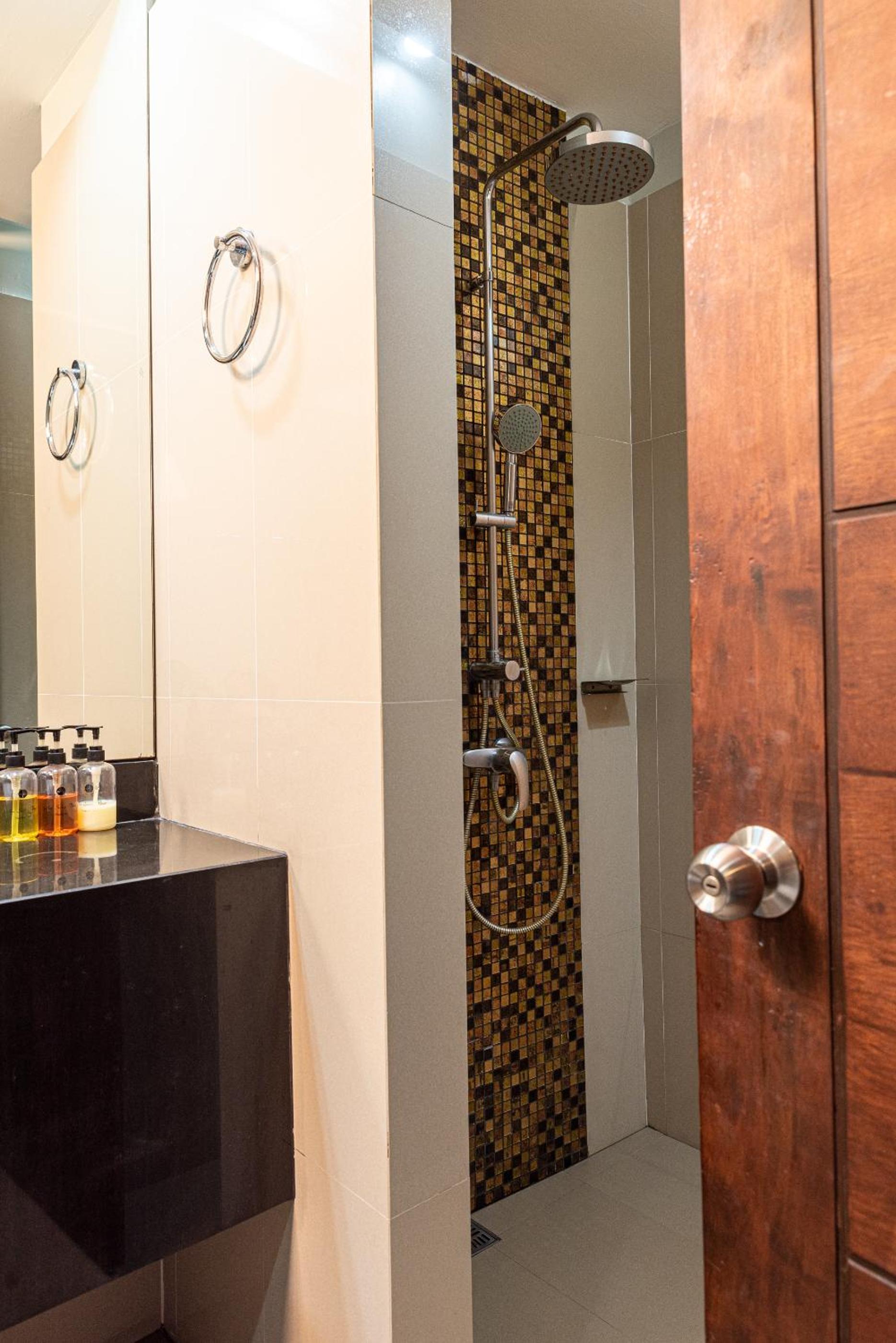 Deluxe King or Twin Room with Pool Access - Photo 31