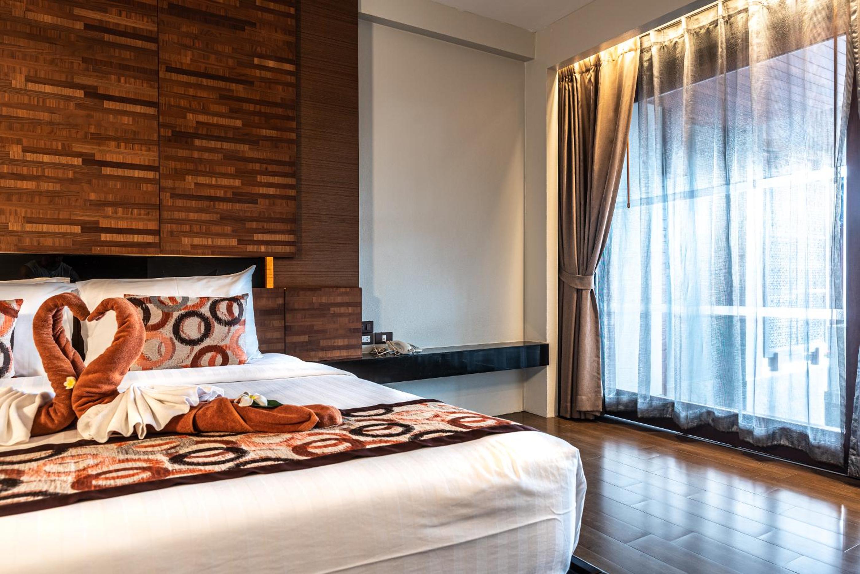 Deluxe King or Twin Room with Pool Access - Photo 11