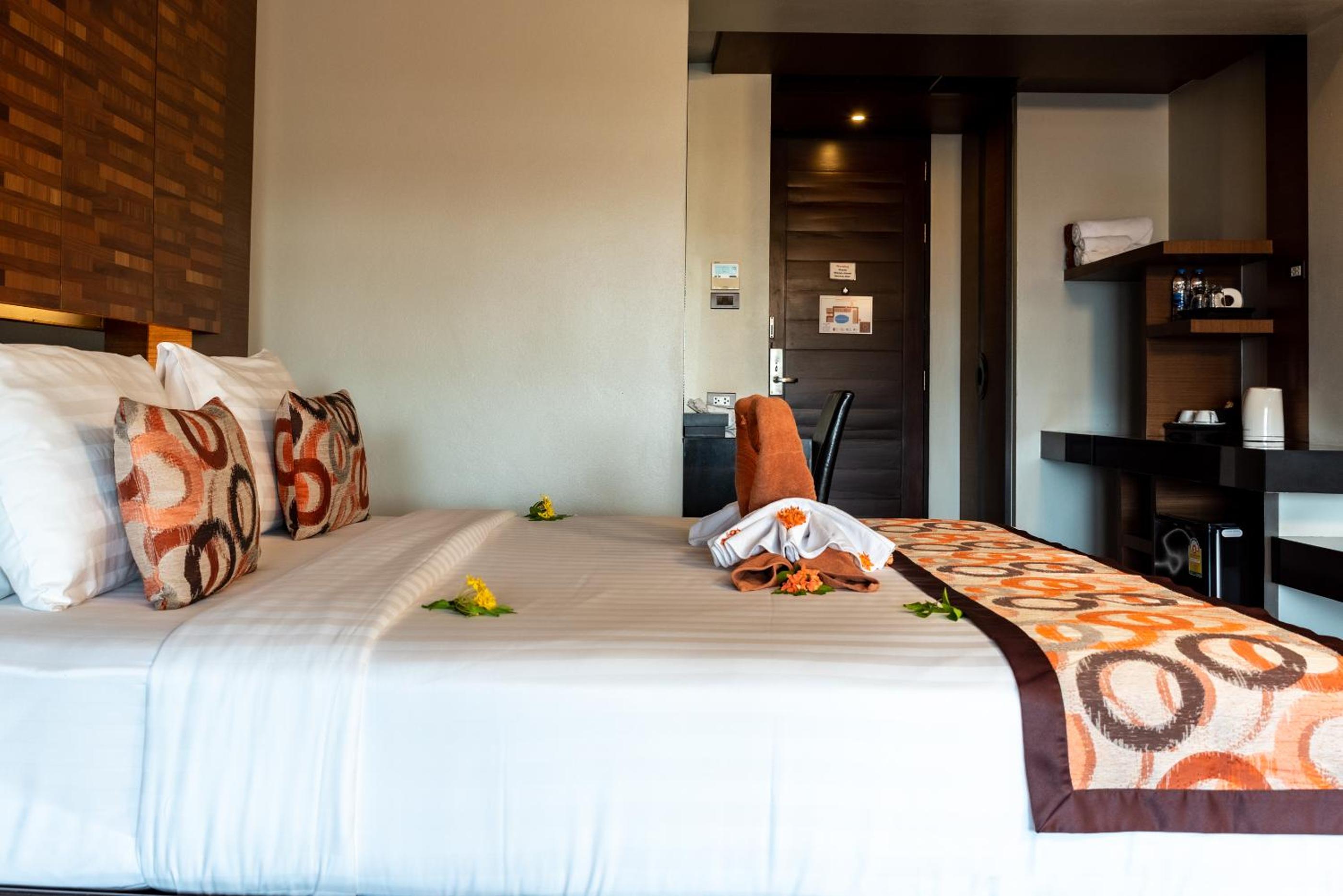 Deluxe King or Twin Room with Balcony - Photo 8