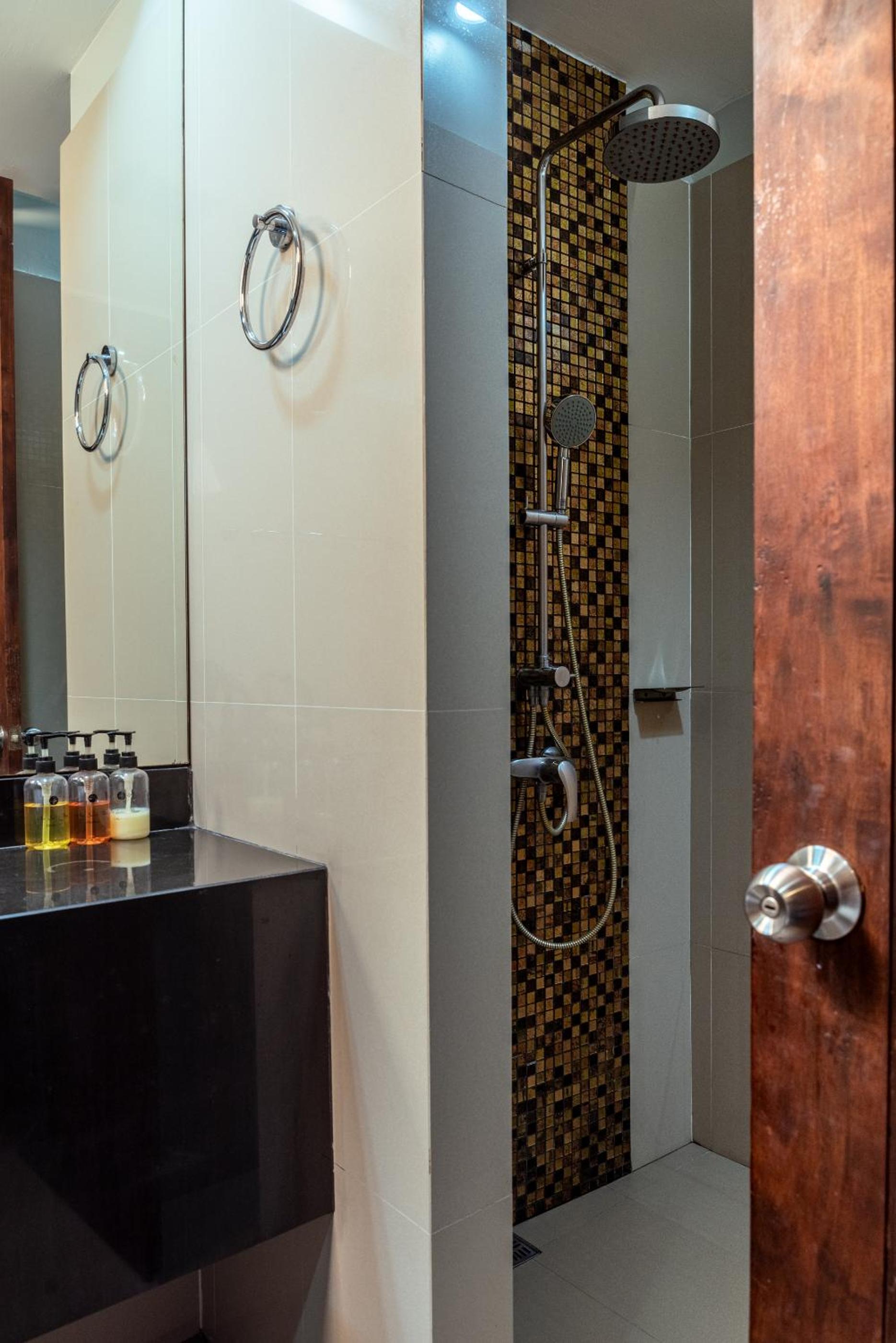 Deluxe King or Twin Room with Balcony - Photo 16