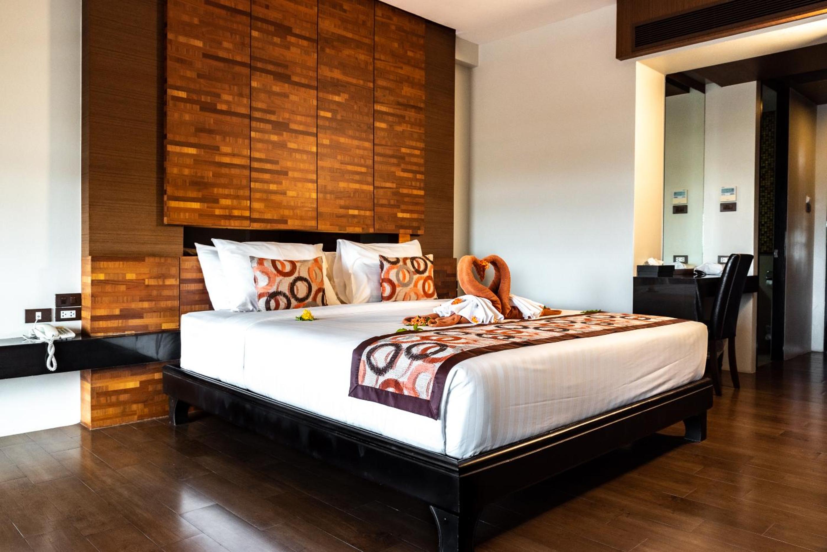 Deluxe King or Twin Room with Balcony - Photo 9