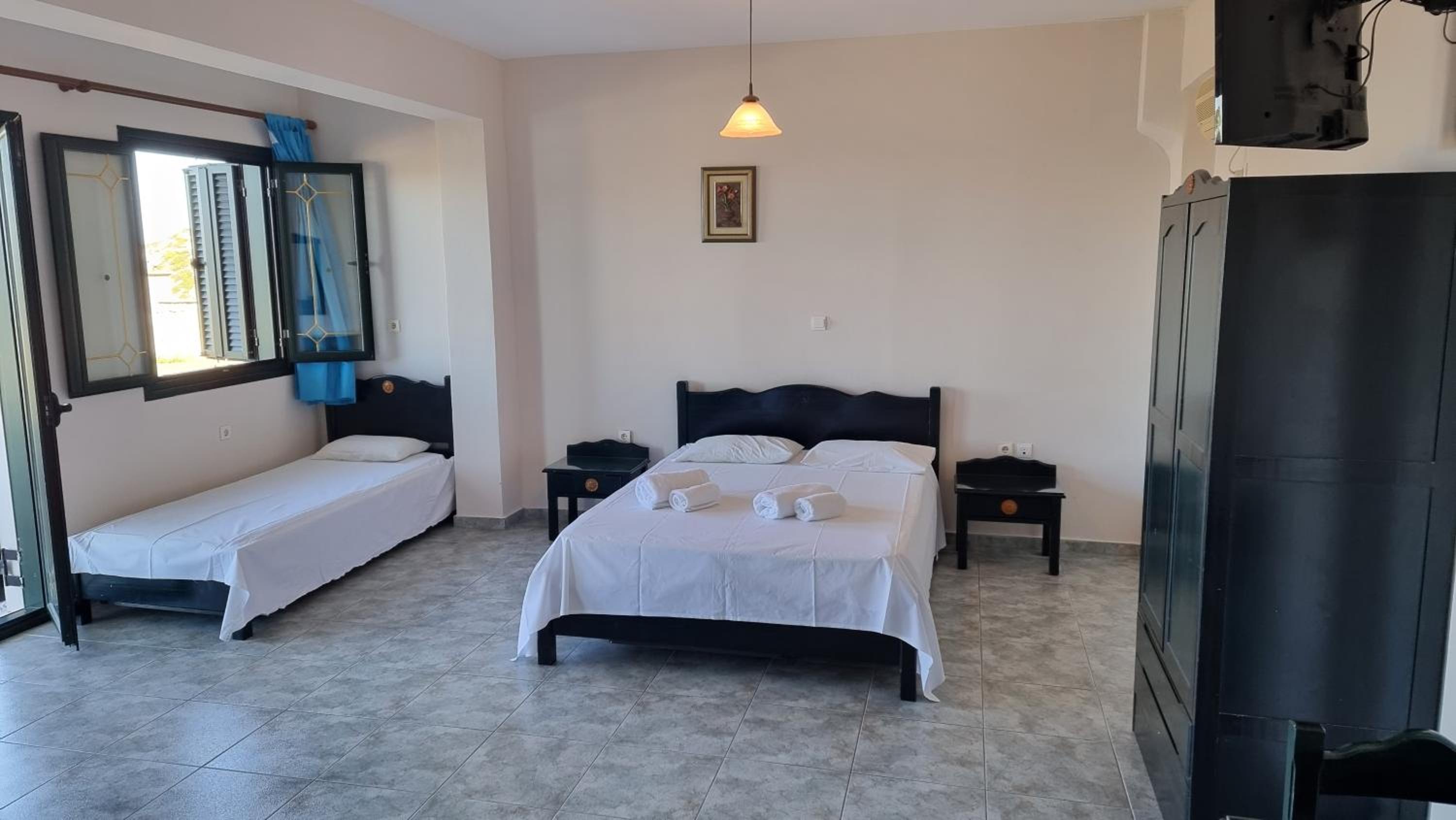 Double or Twin Room with Partial Sea View photo 3