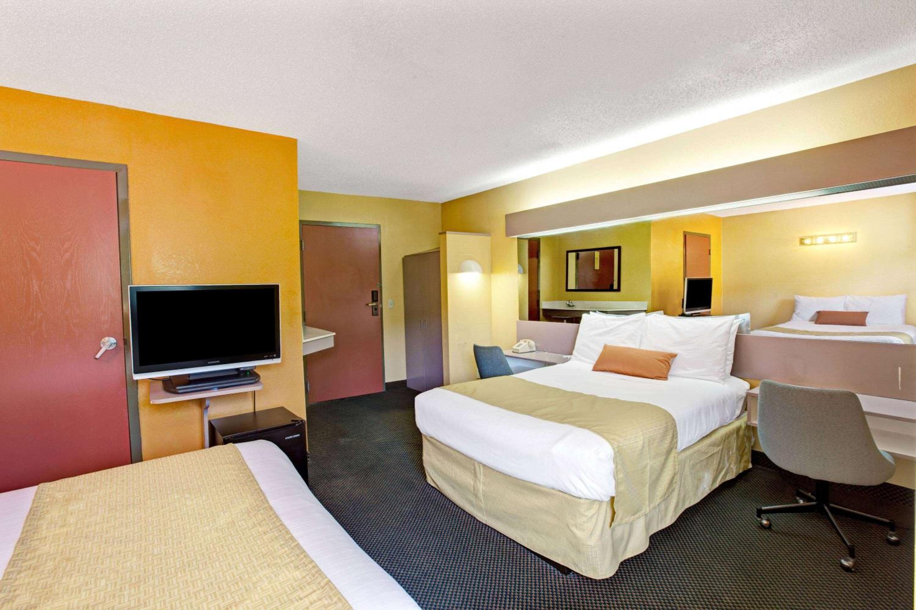 Queen Room with Two Queen Beds - Non-Smoking - Photo 6