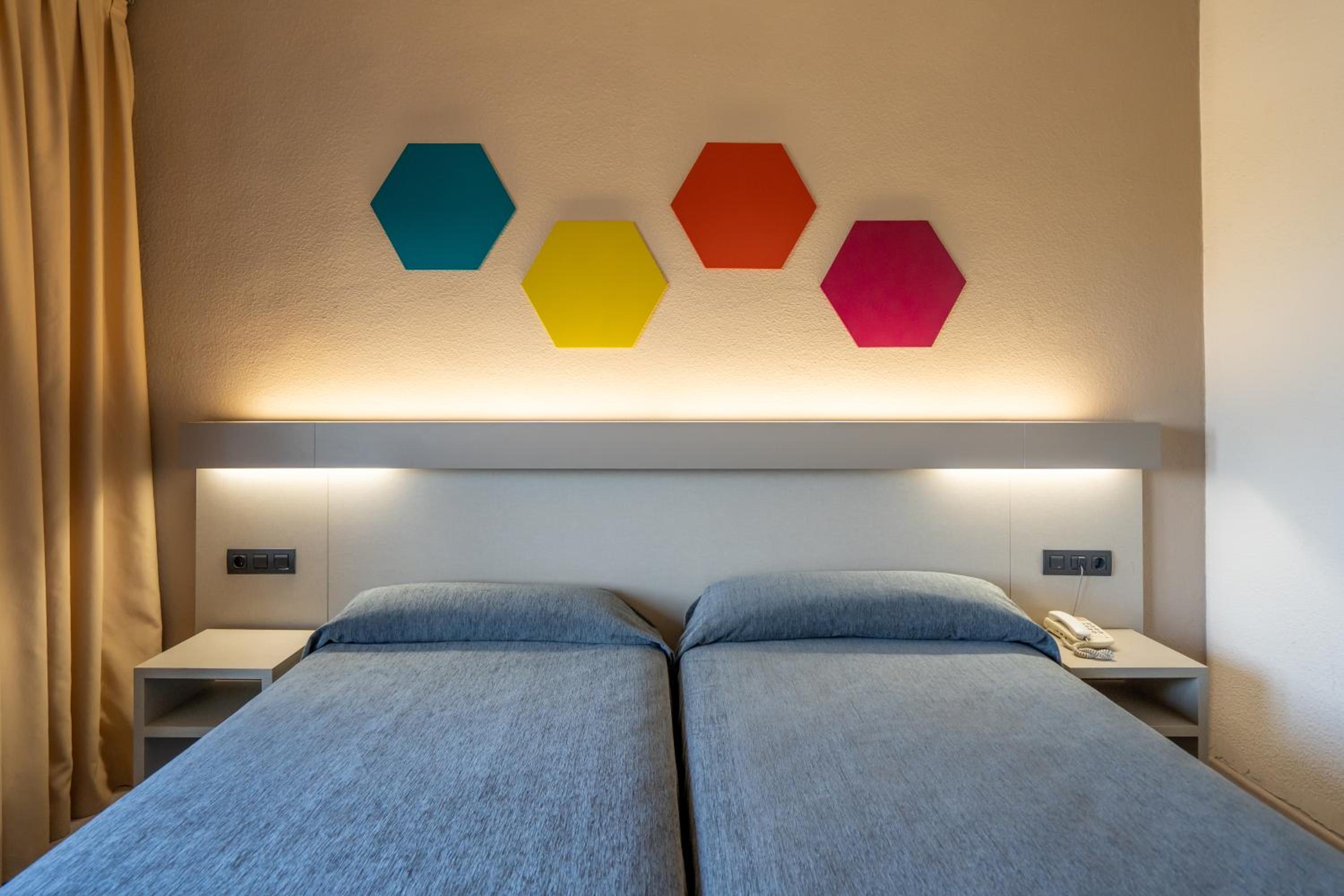 Twin Room - Photo 3