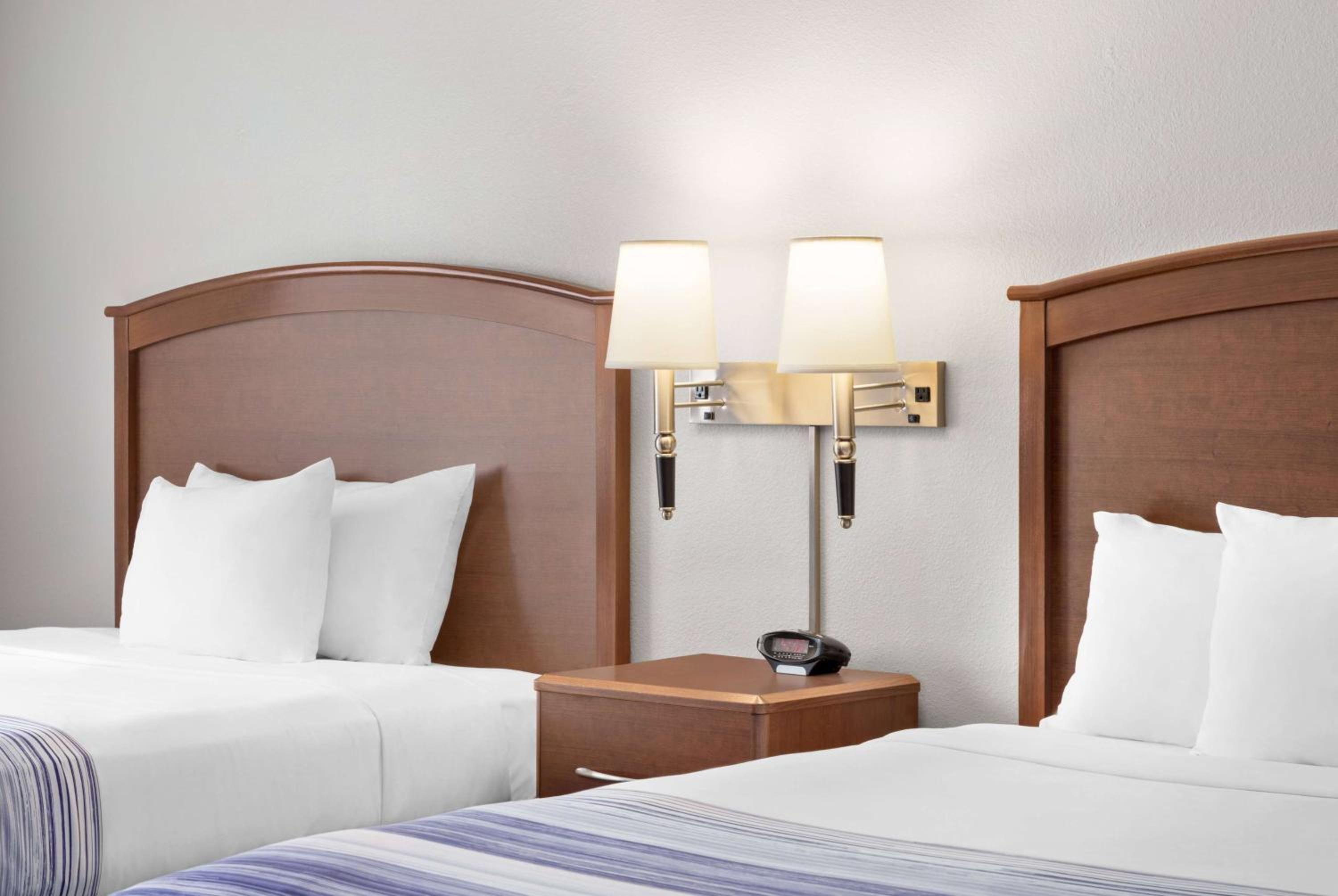 Queen Room with Two Queen Beds - Non-Smoking - Photo 3