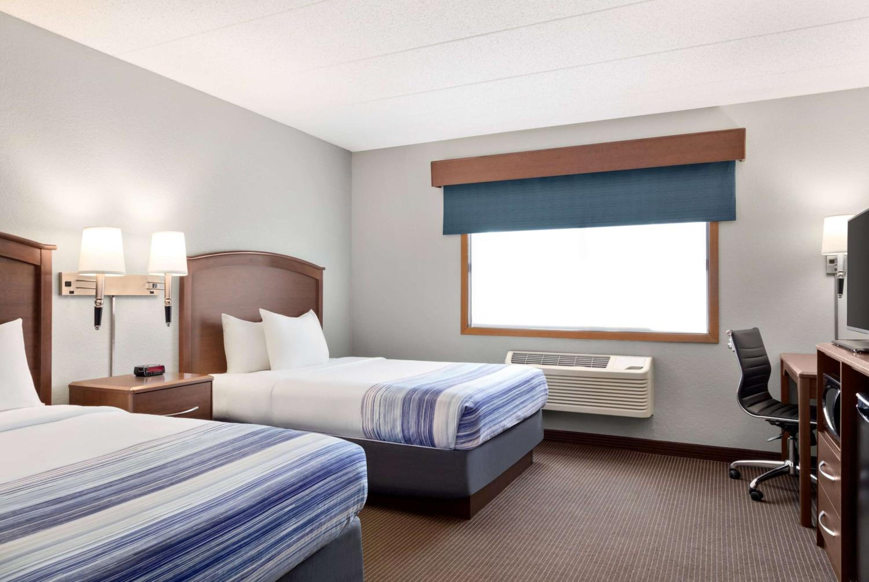 Queen Room with Two Queen Beds - Non-Smoking - Photo 4