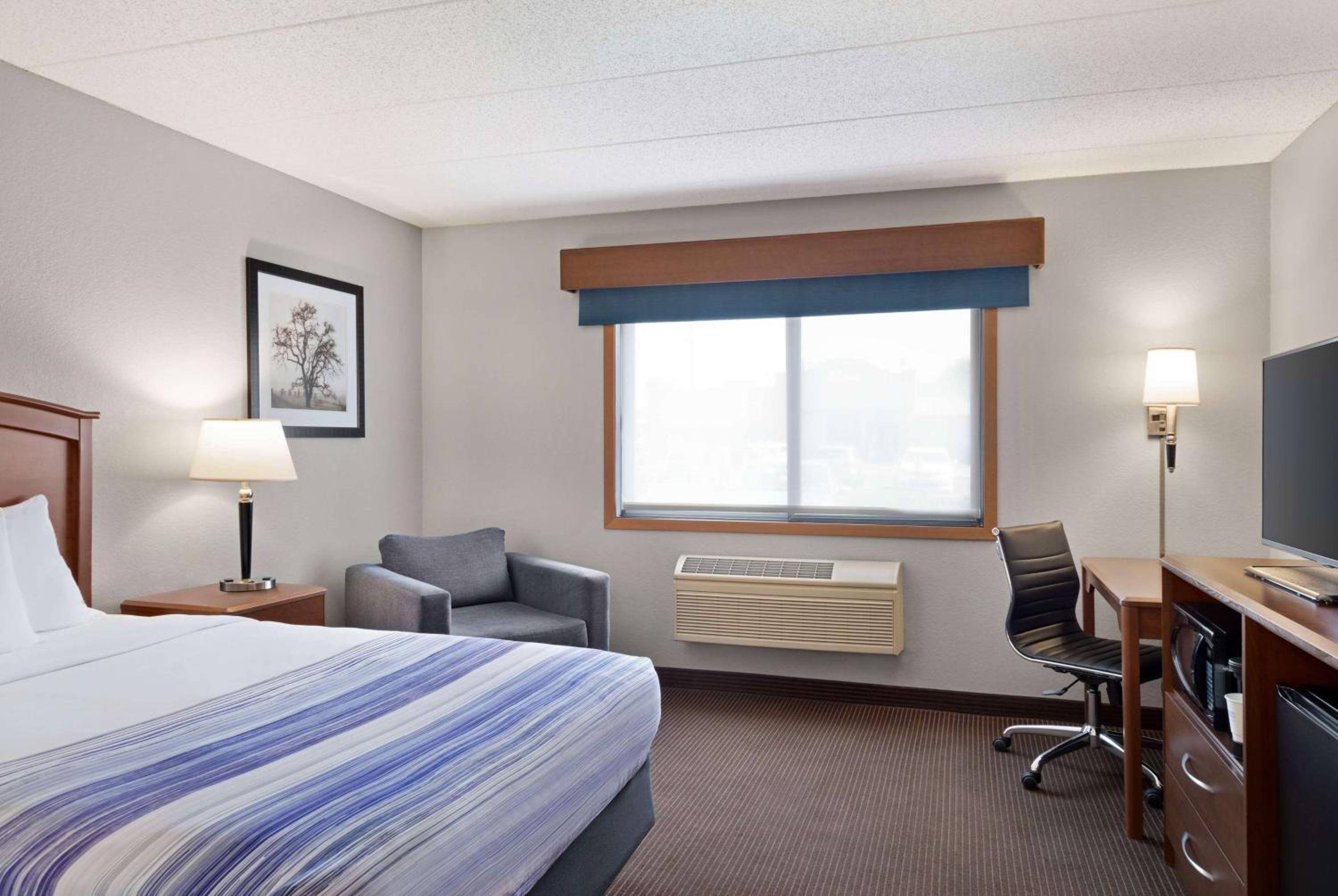 Queen Room - Non-Smoking - Photo 1