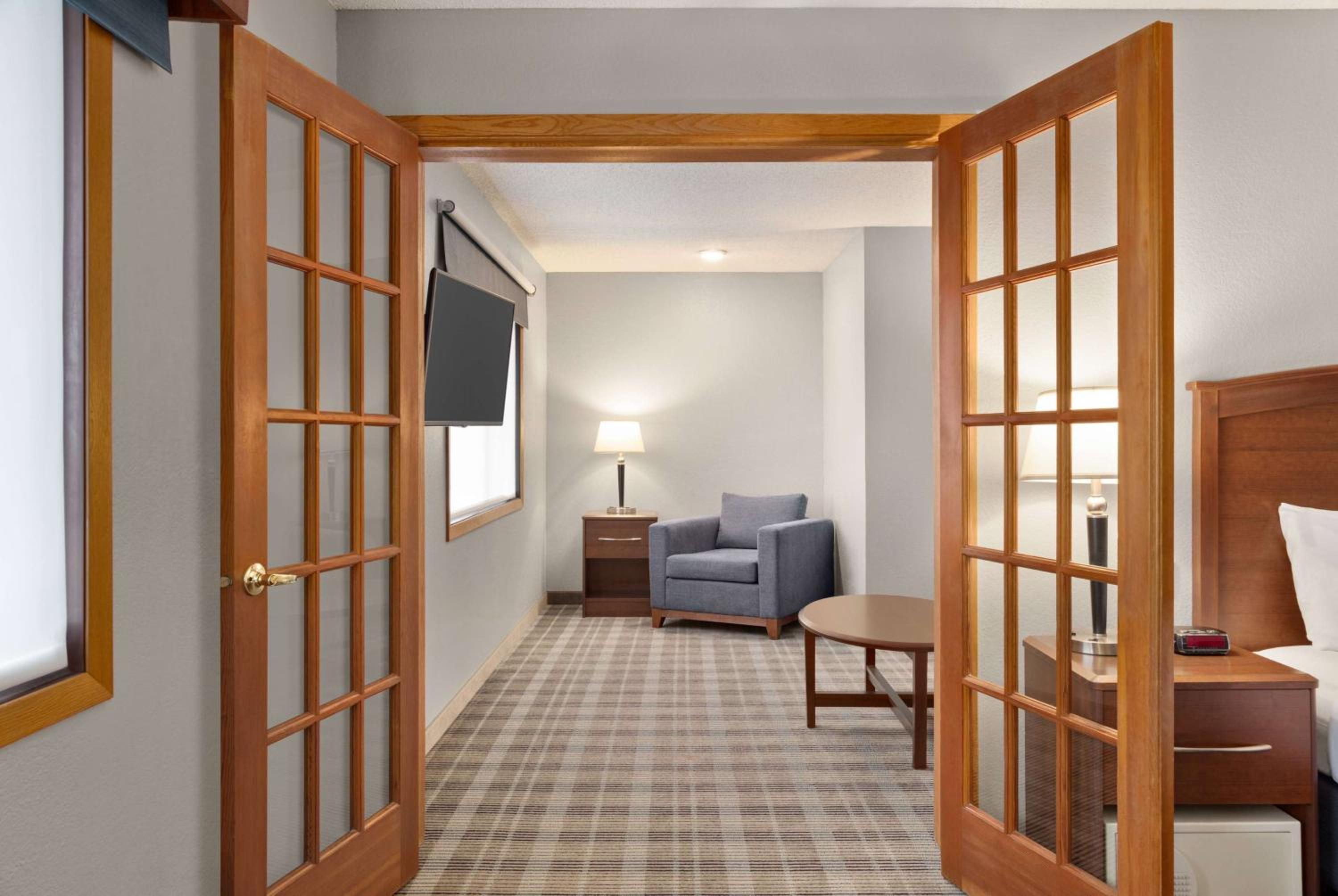 Deluxe King Suite - Non-Smoking - Photo 8