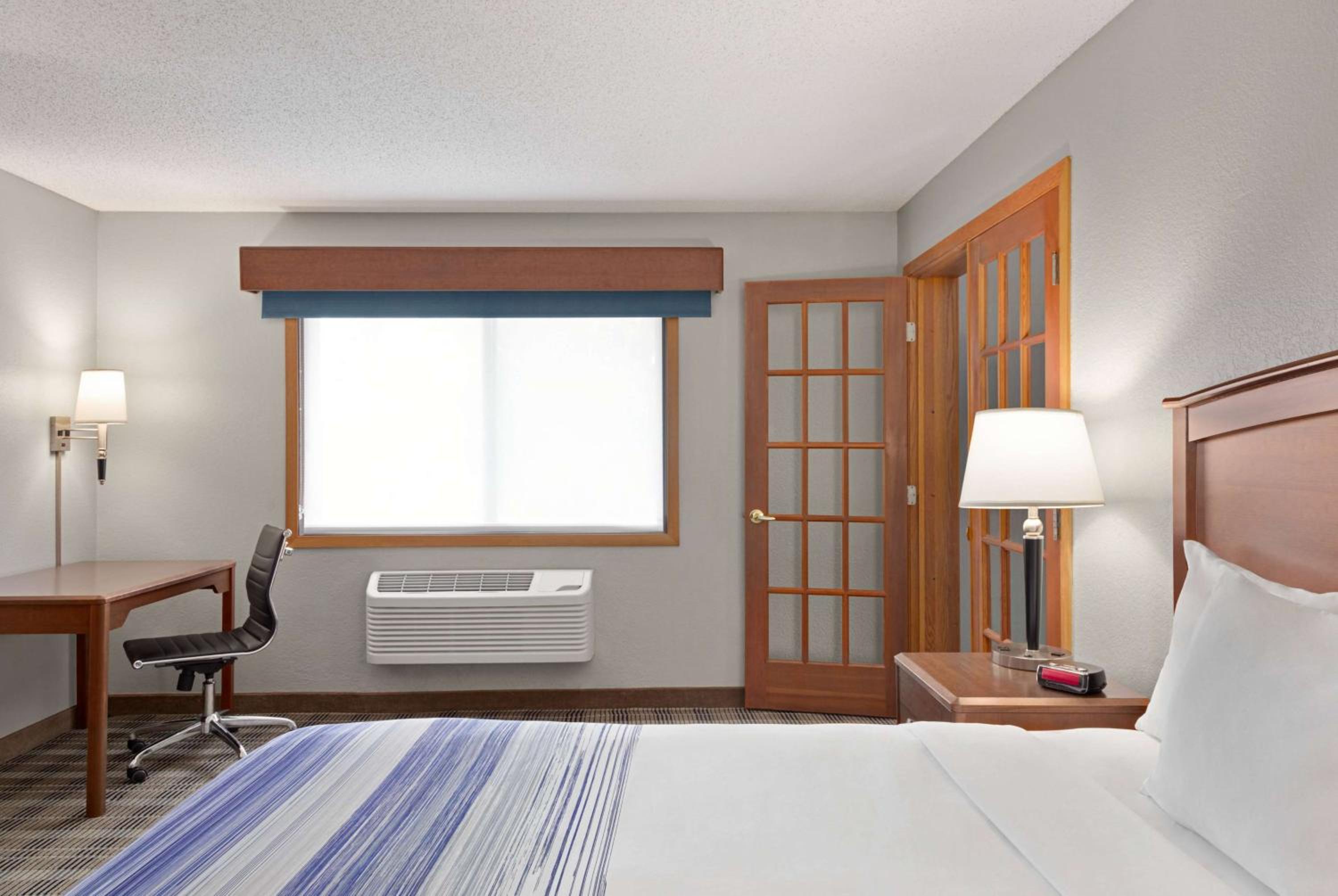 Deluxe King Suite - Non-Smoking - Photo 1