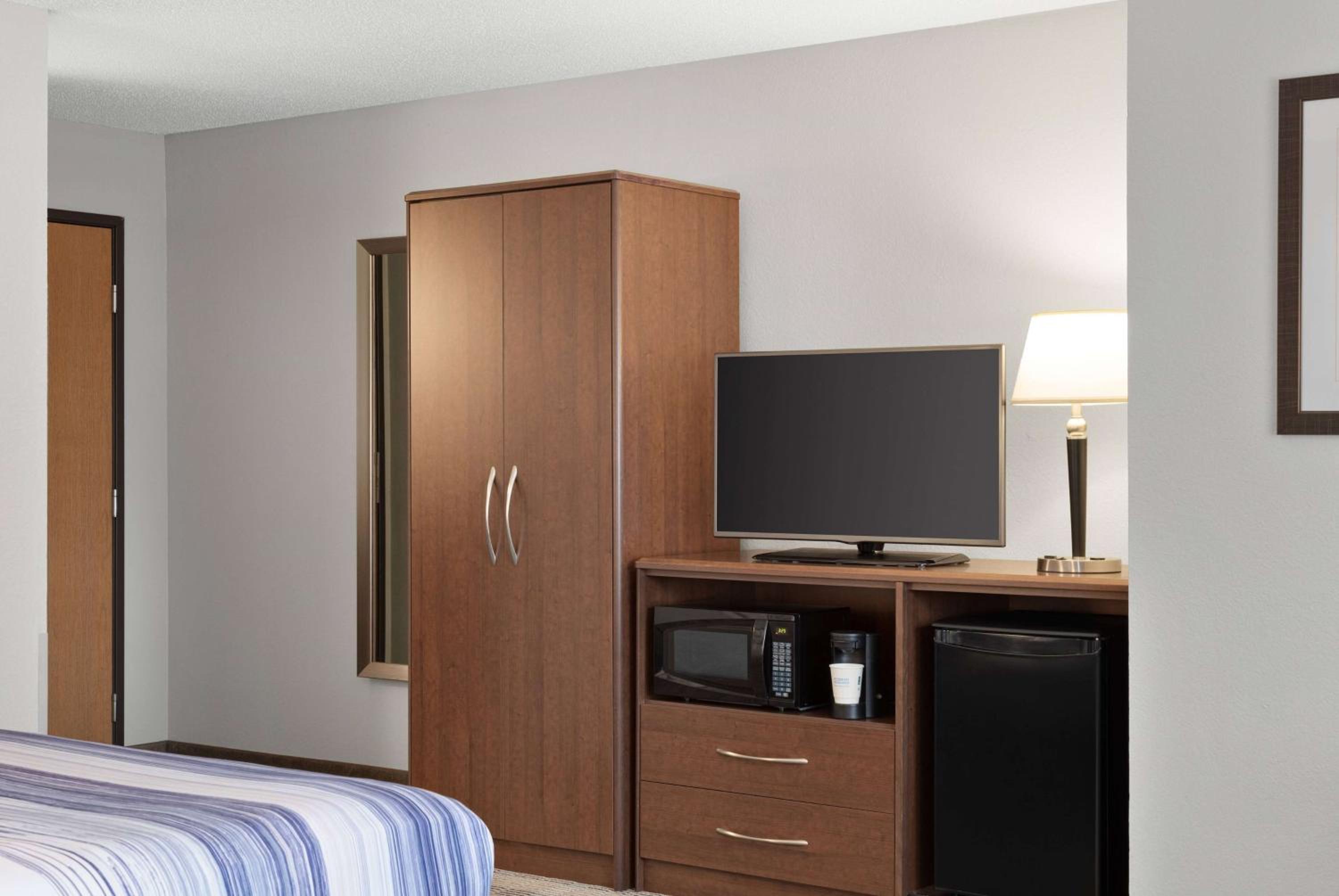 Deluxe King Suite - Non-Smoking - Photo 2