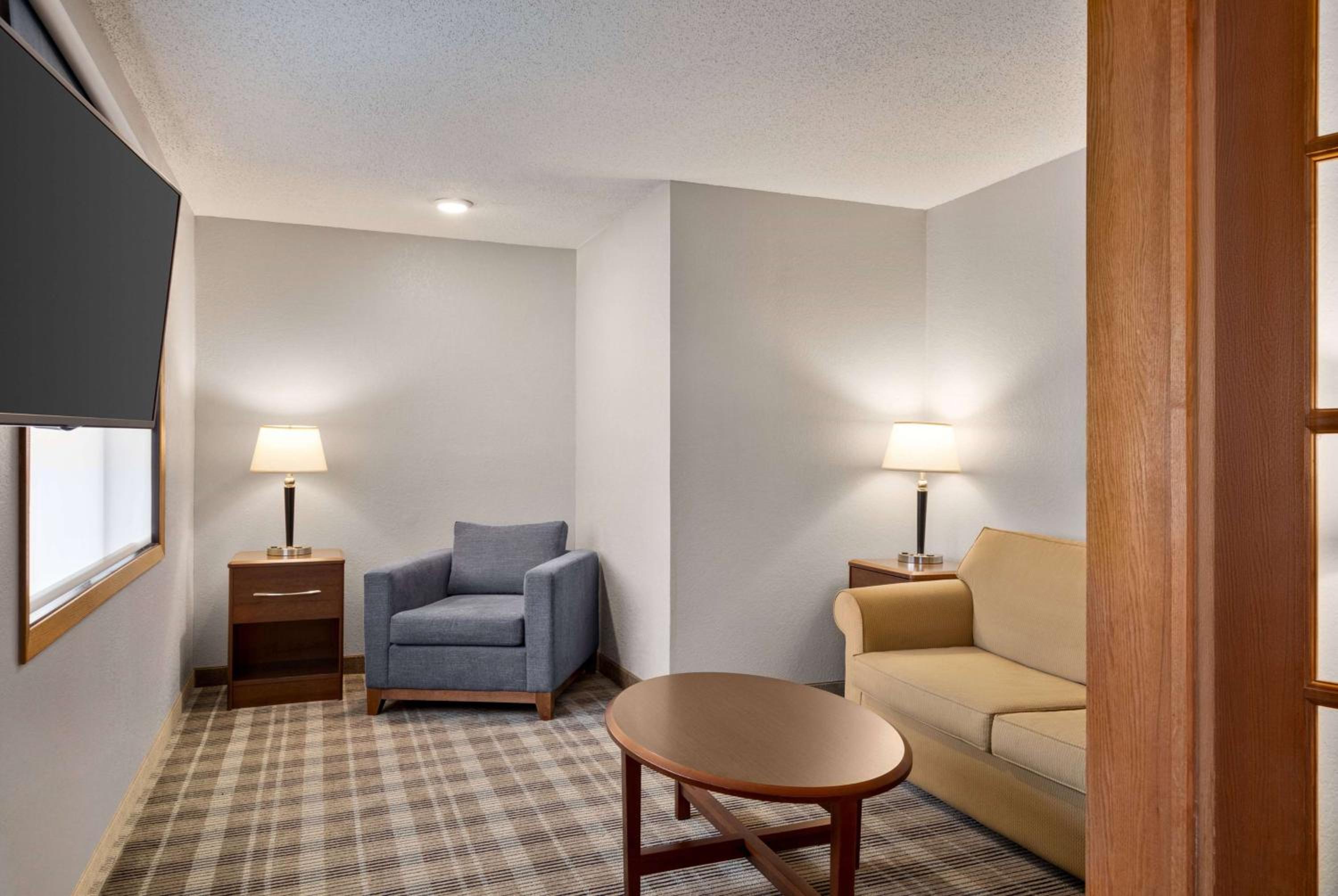 Deluxe King Suite - Non-Smoking - Photo 9
