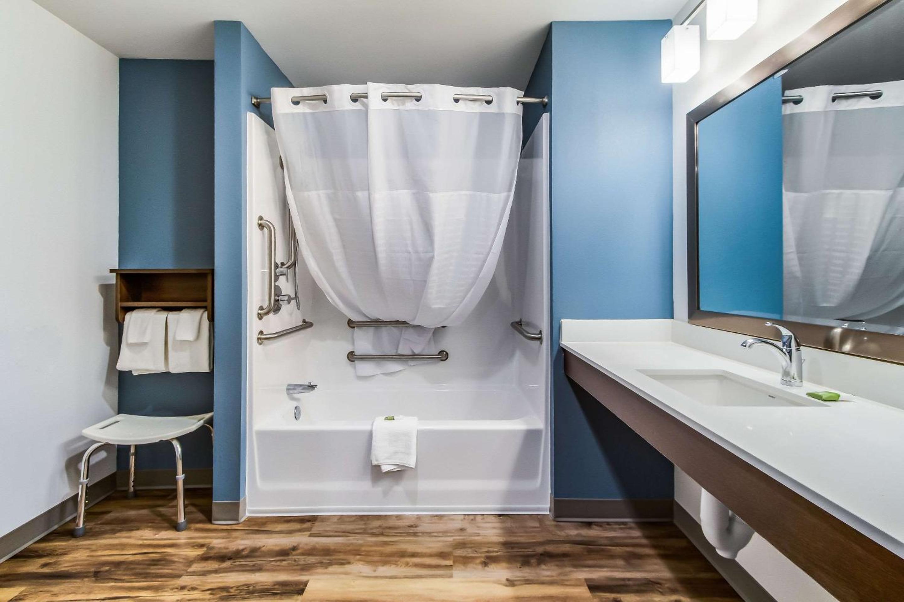 Queen Room with Accessible Tub - Accessible/Non Smoking photo 2