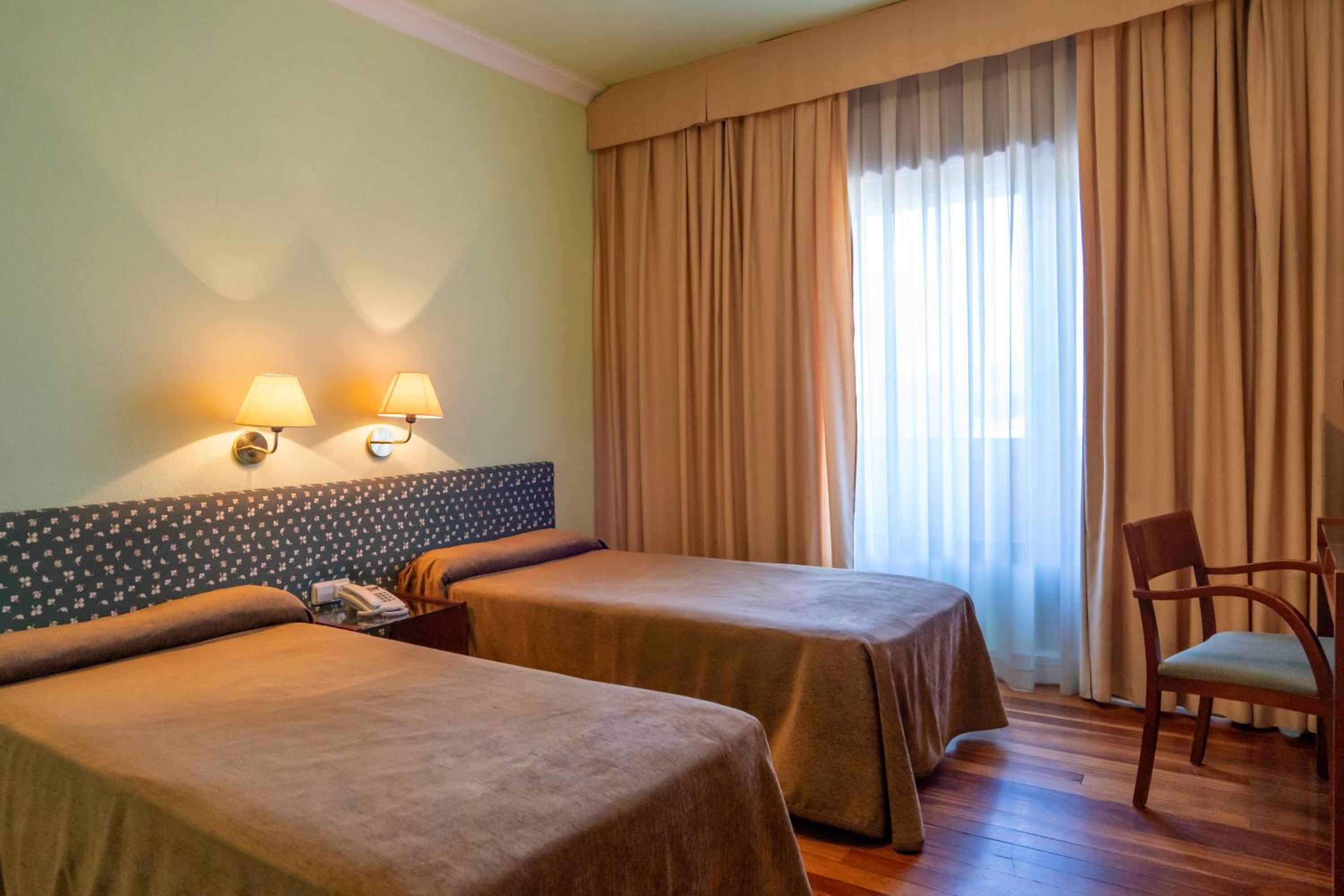 Twin Room - Photo 2