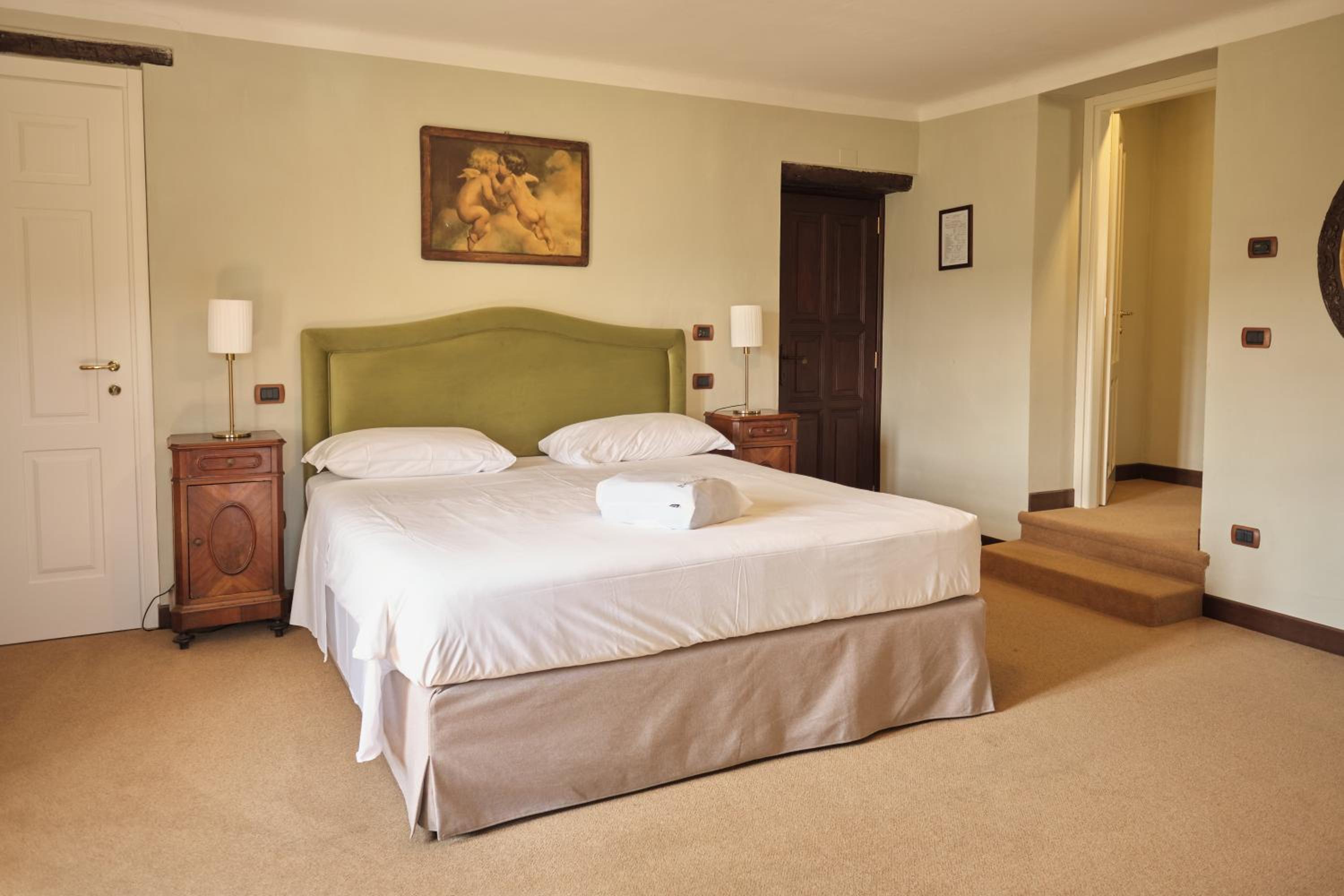 Suite - Top Floor - Photo 1