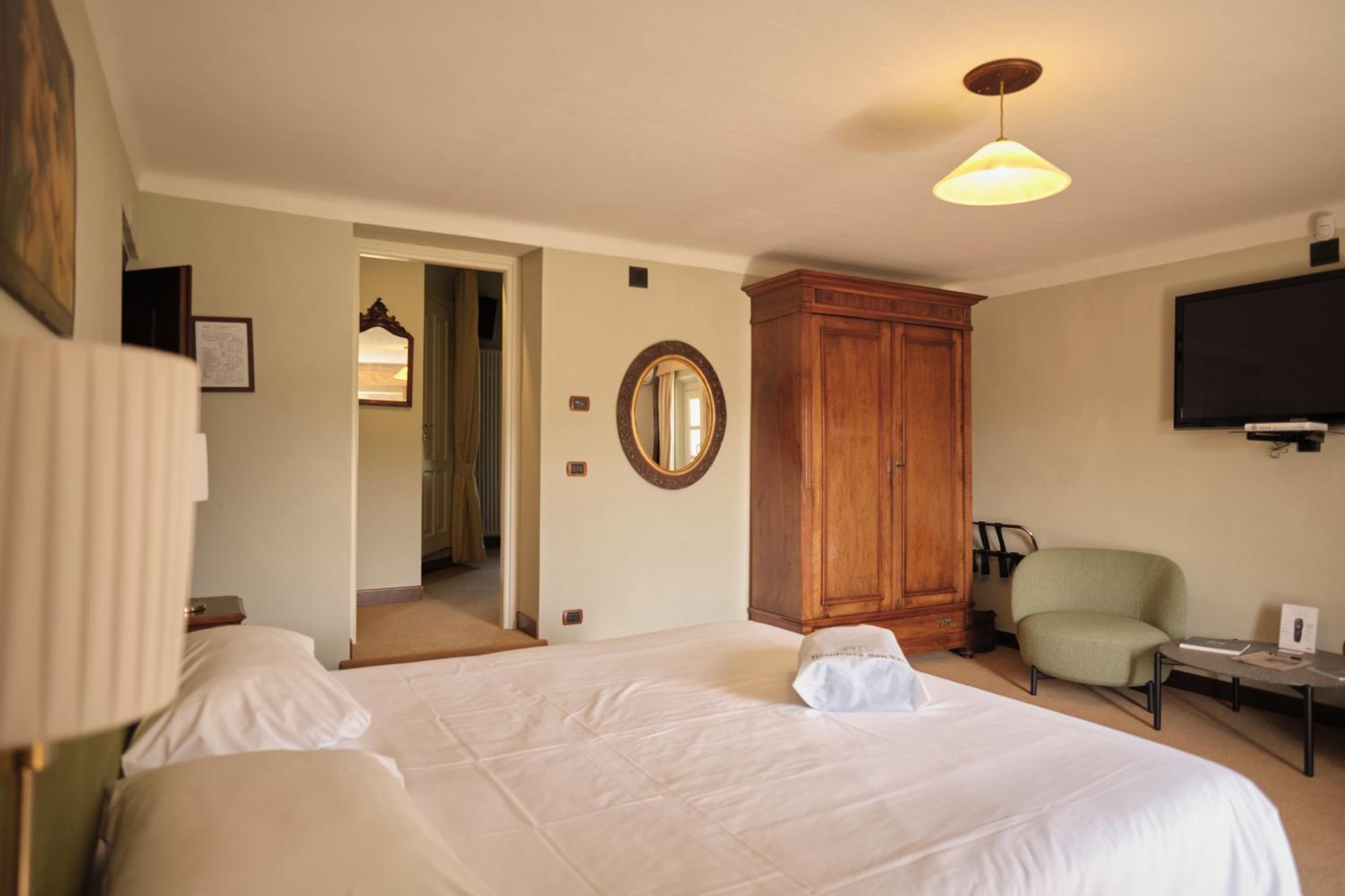 Suite - Top Floor - Photo 4