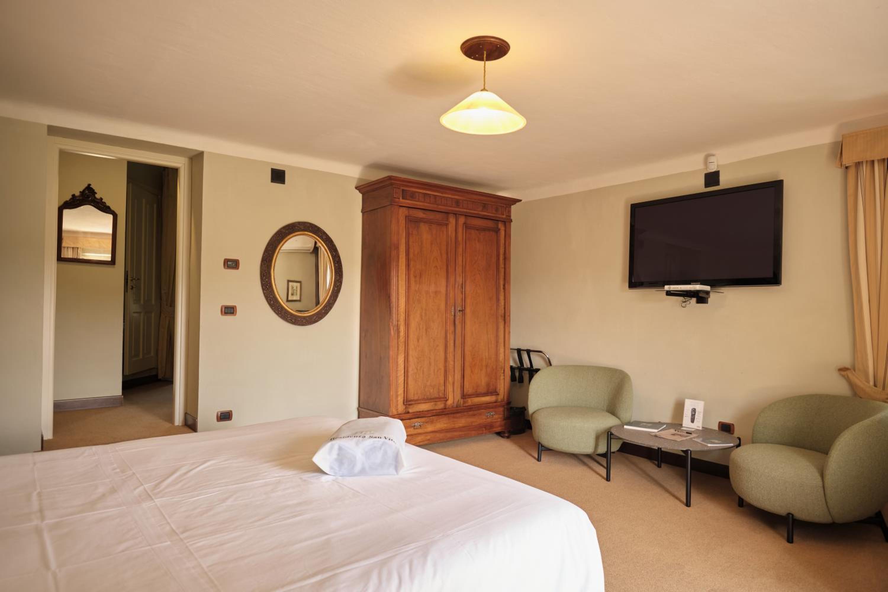Suite - Top Floor - Photo 6