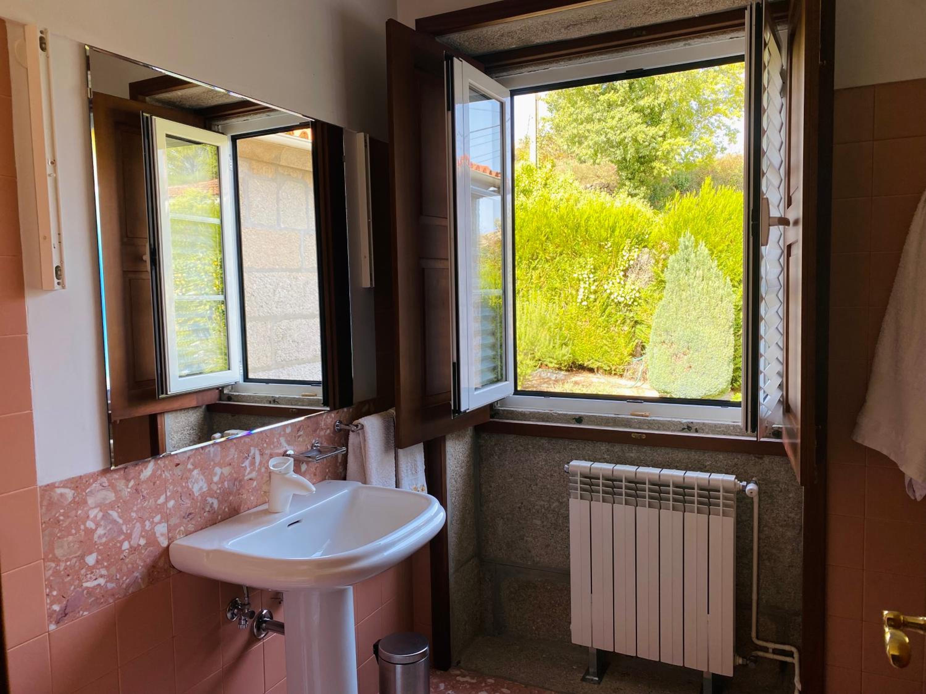 Twin Room with Private Bathroom - Photo 3