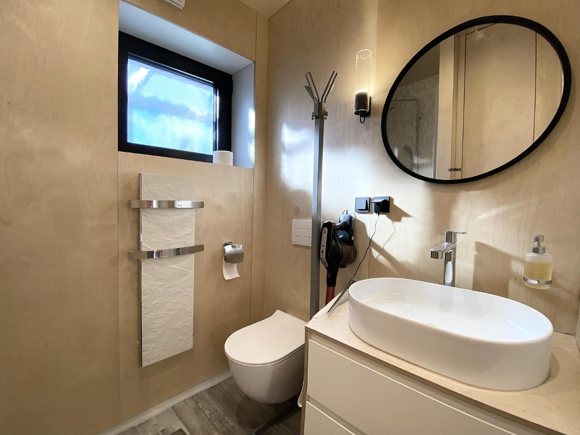 One-Bedroom Apartment - Photo 2