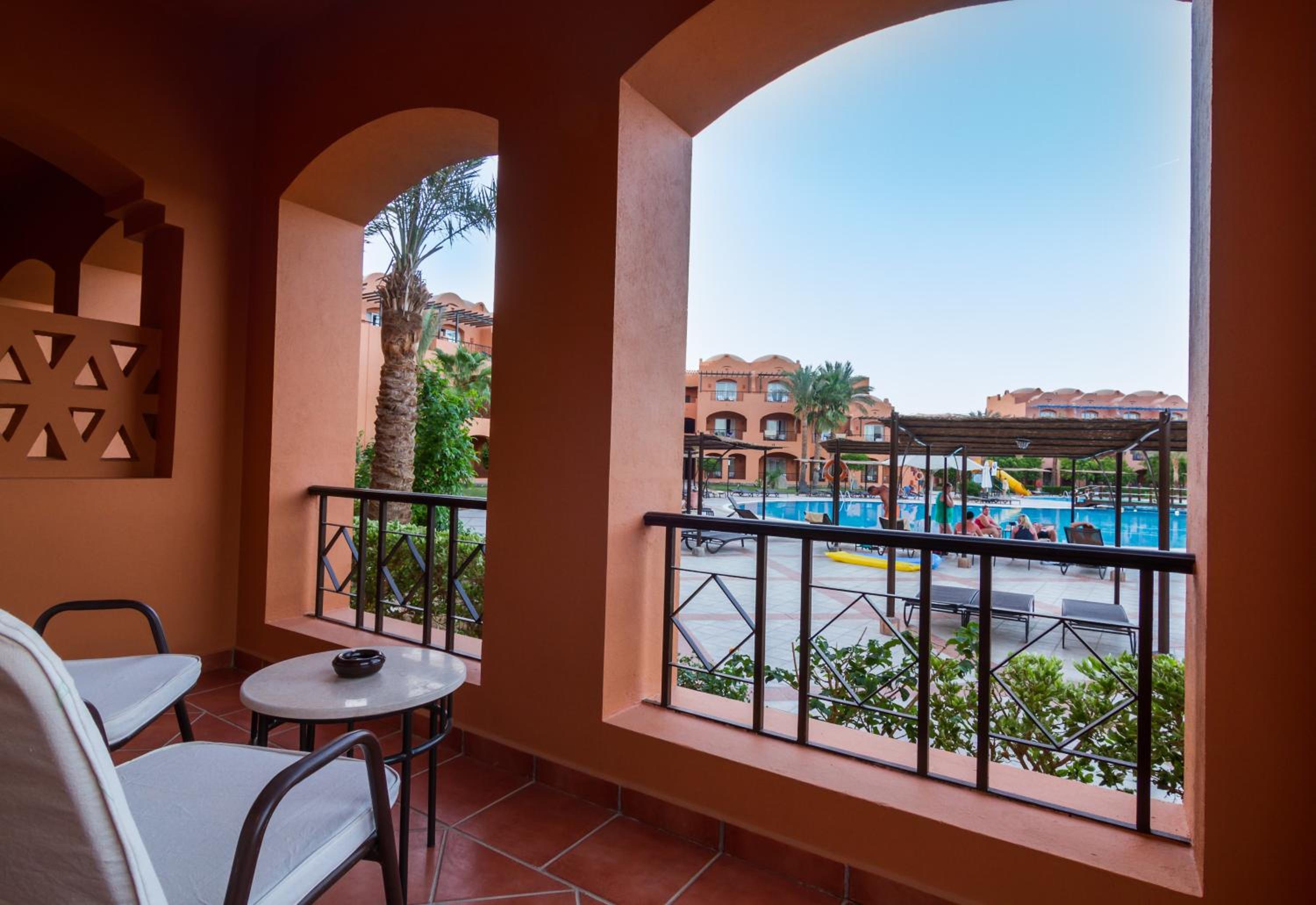 Family, Queen or Twin Bed, Pool View
