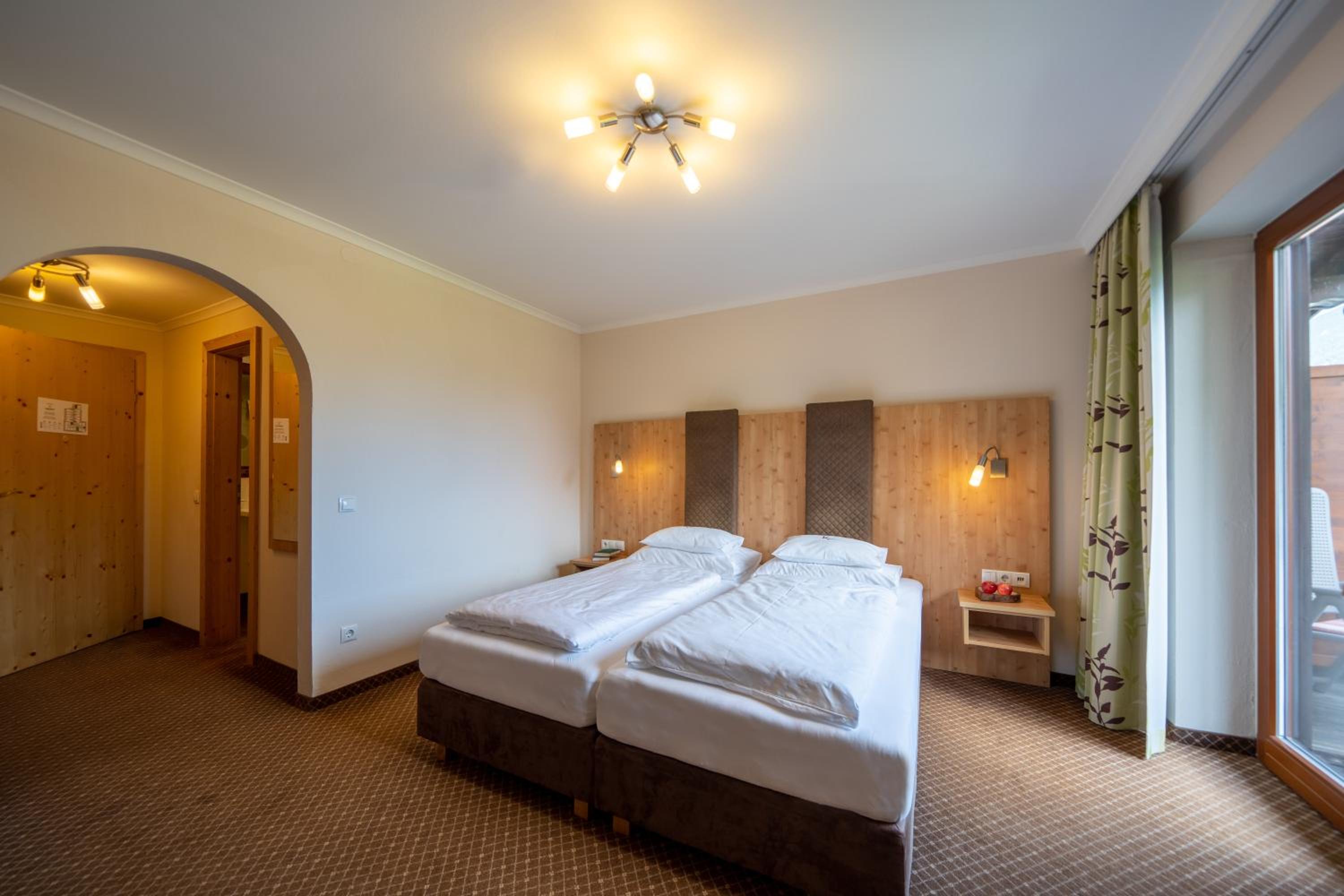 Double Room with Lake View - Photo 4