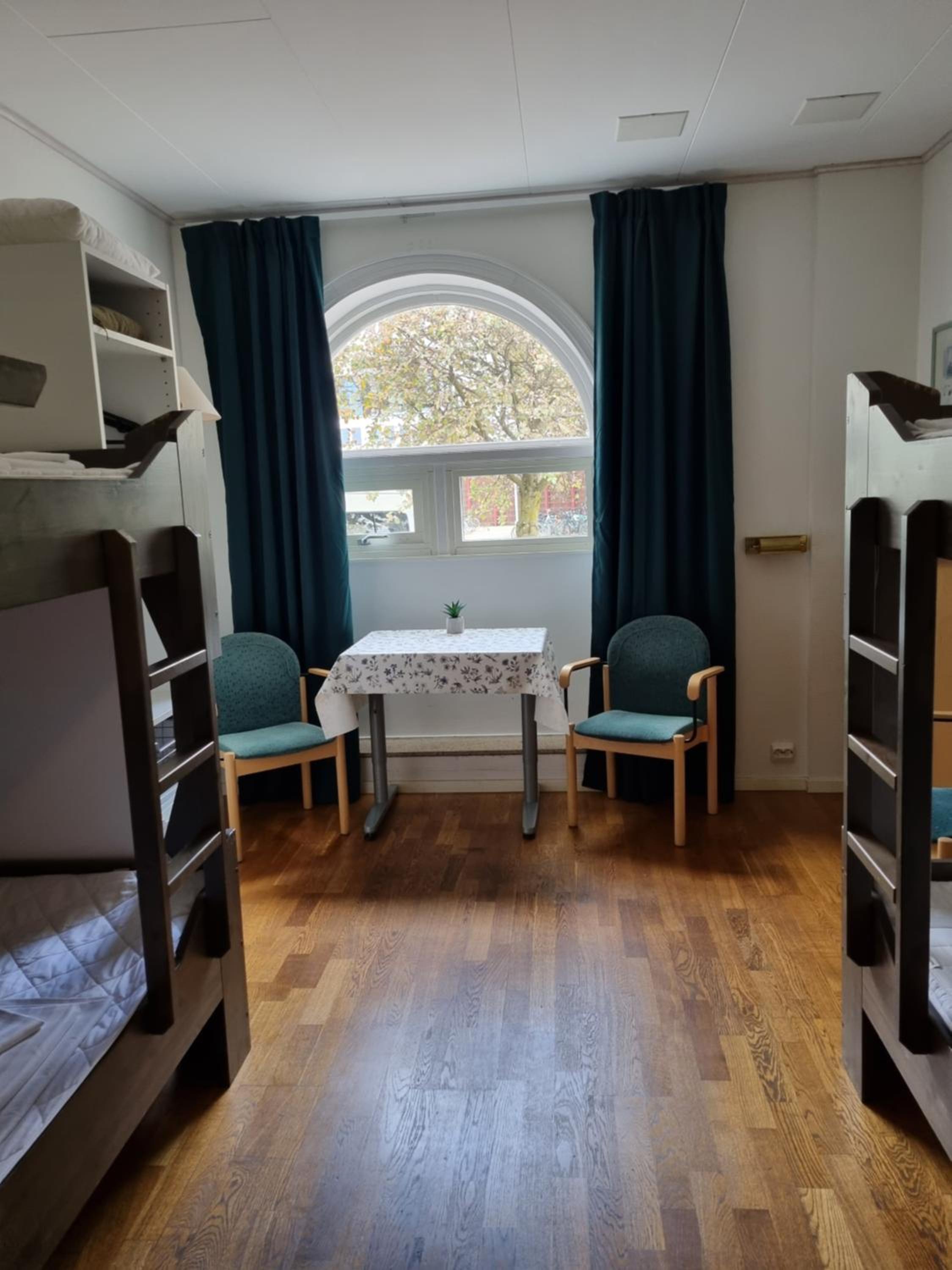 Economy Quadruple Room with Shared Bathroom photo 2