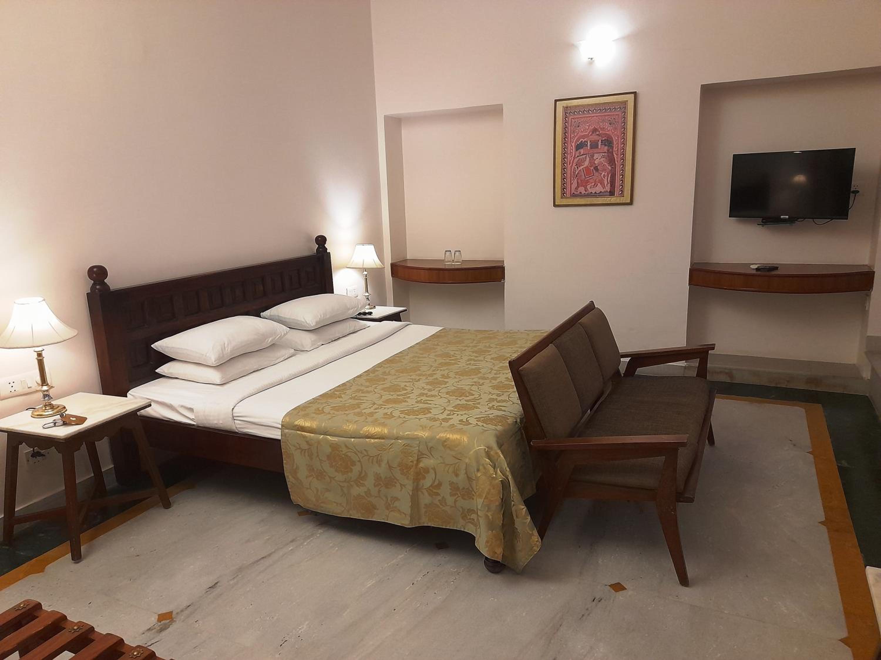 Deluxe Room: Early Checkin by 3hrs till July'26 - Photo 1