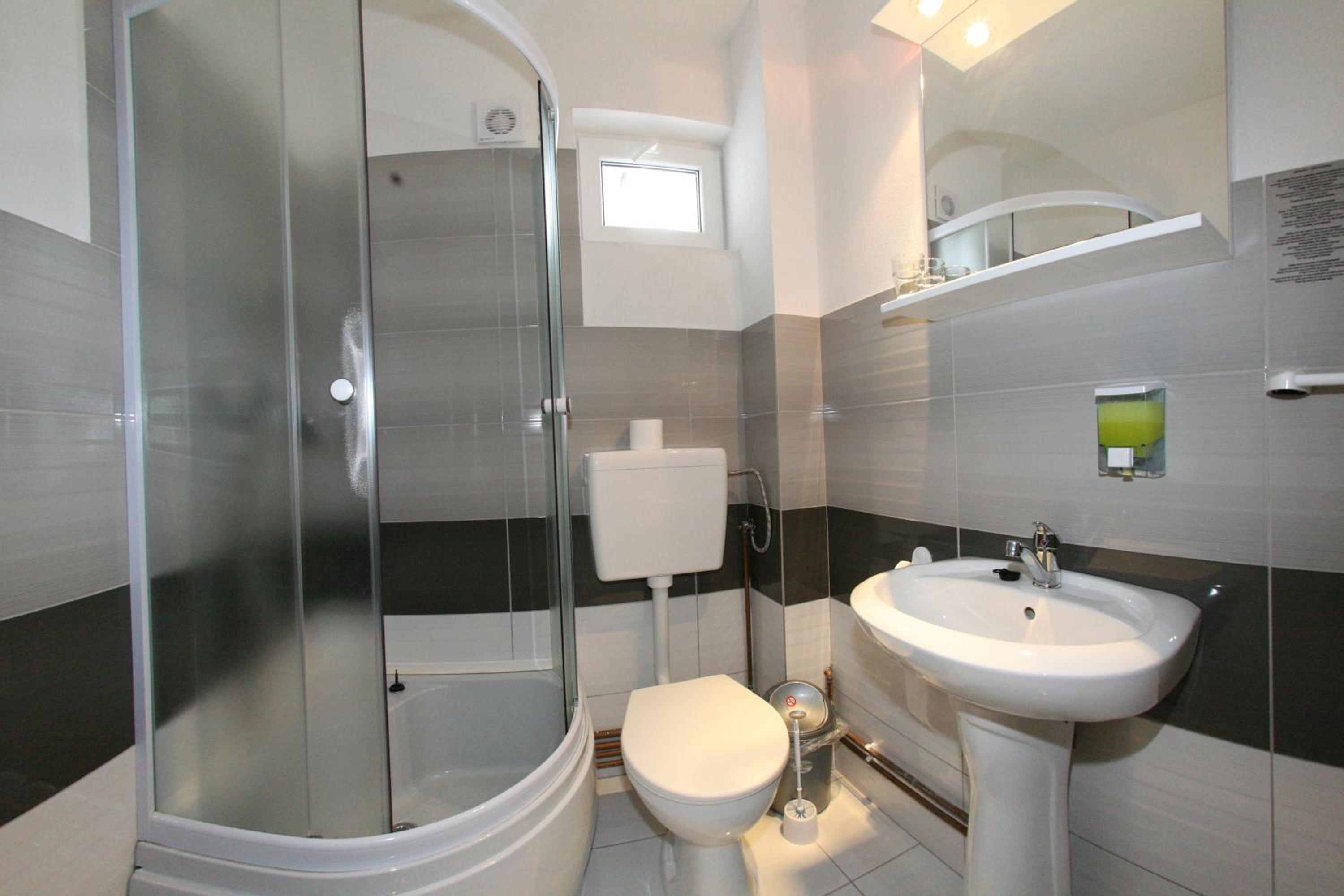 Double Room - Photo 7