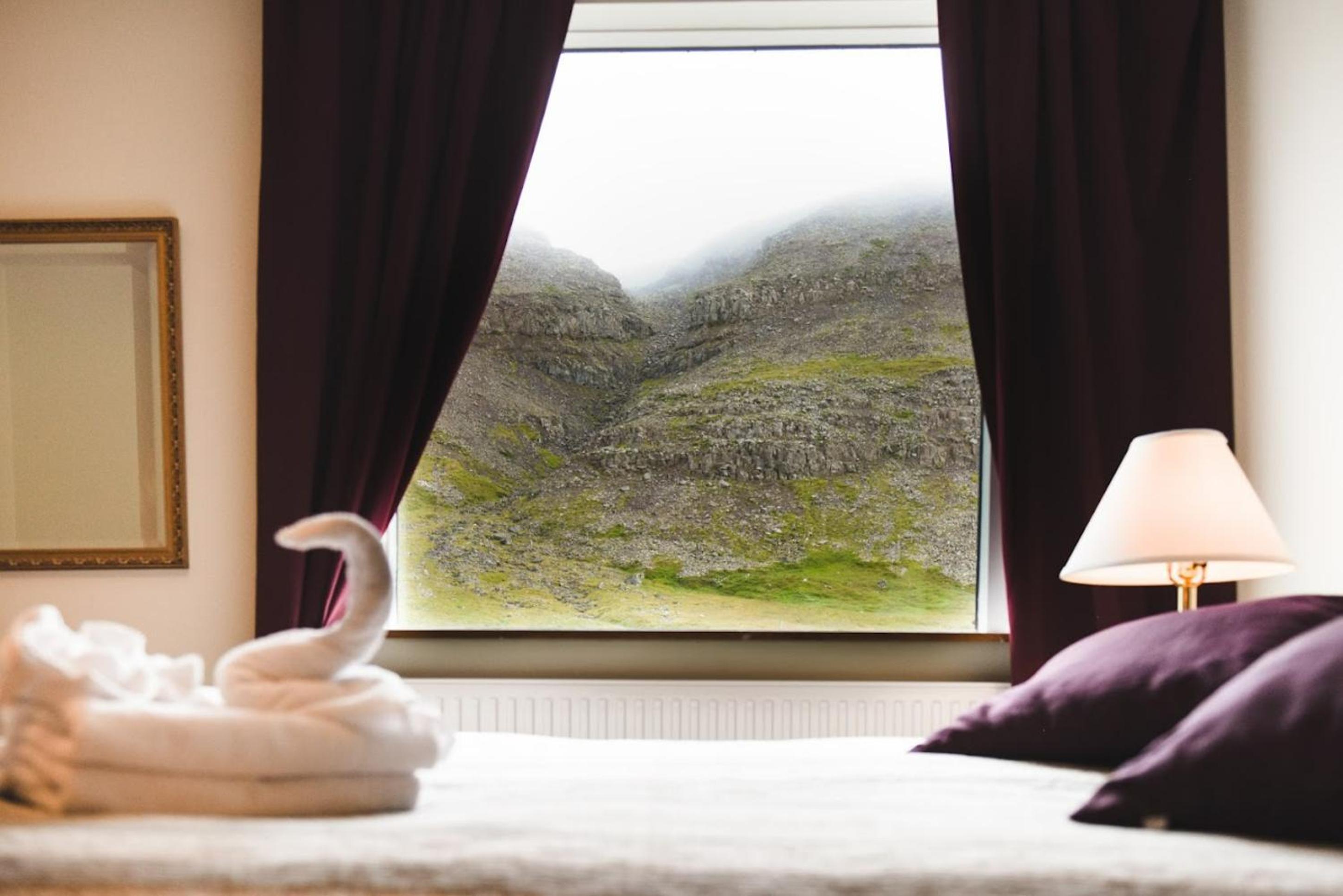 Double or Twin Room with Mountain View - Photo 2