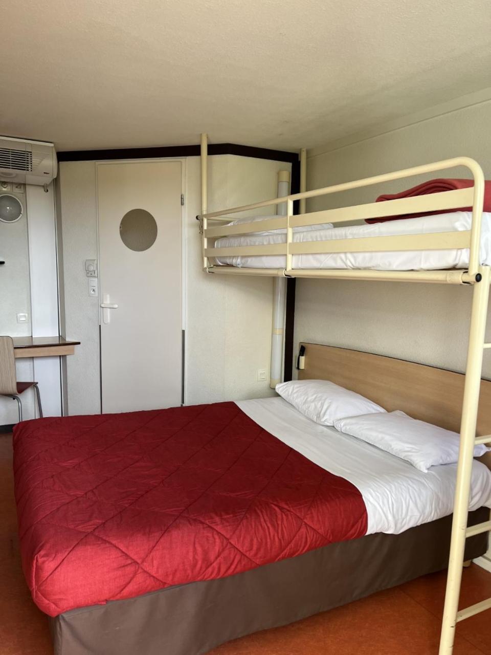 Triple Room (1 Double Bed + 1 Single Bed) - Photo 2