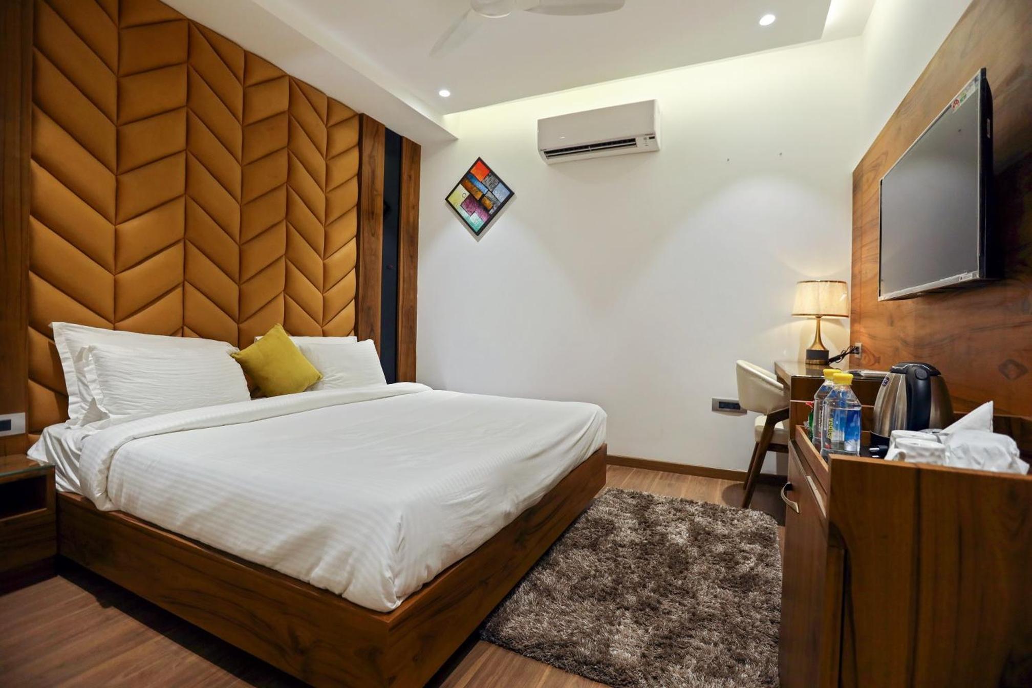 Deluxe King Room photo 2