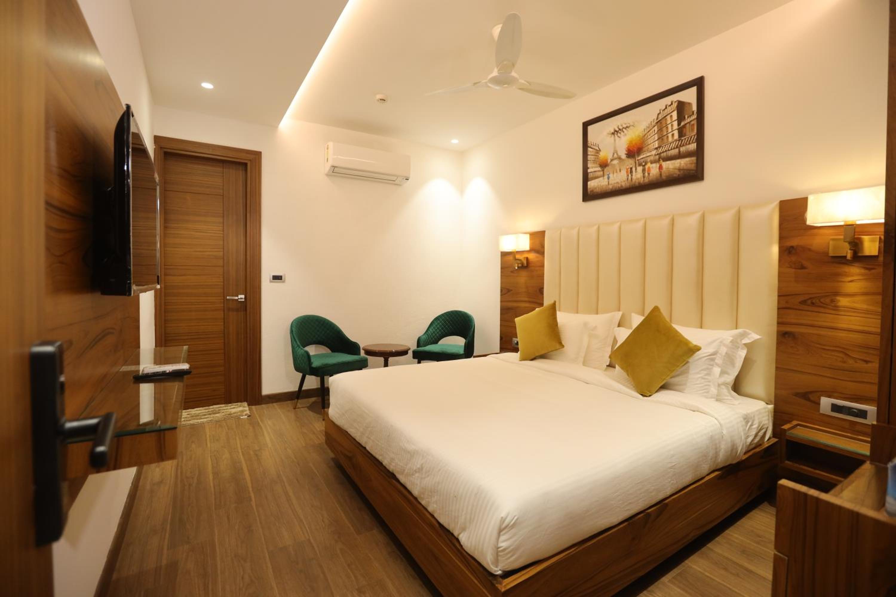 Deluxe King Room photo 1