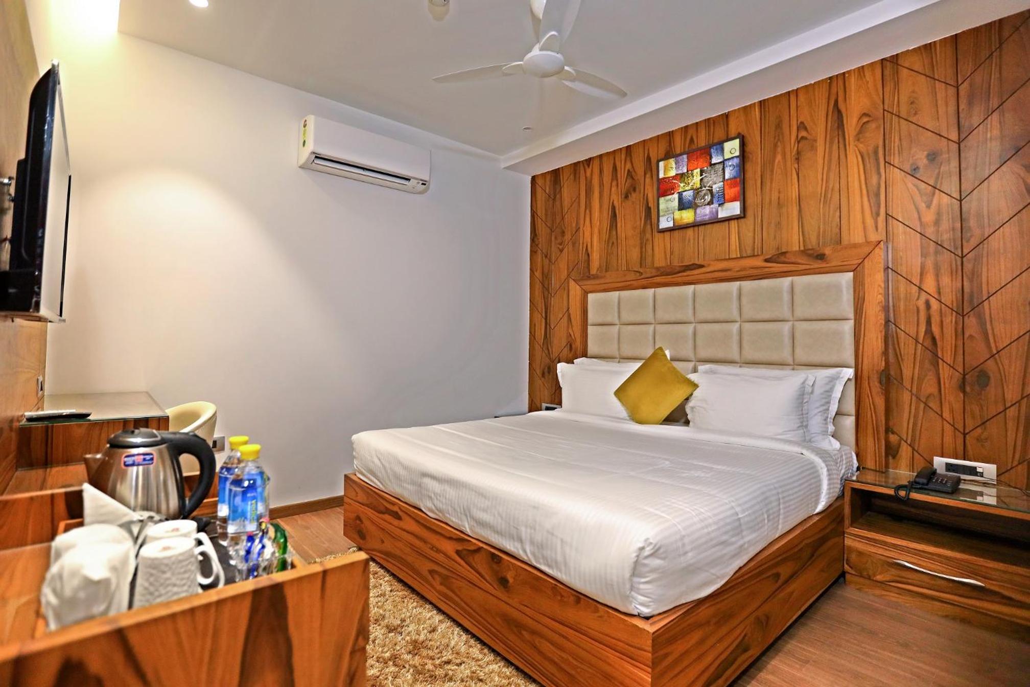 Deluxe King Room photo 2