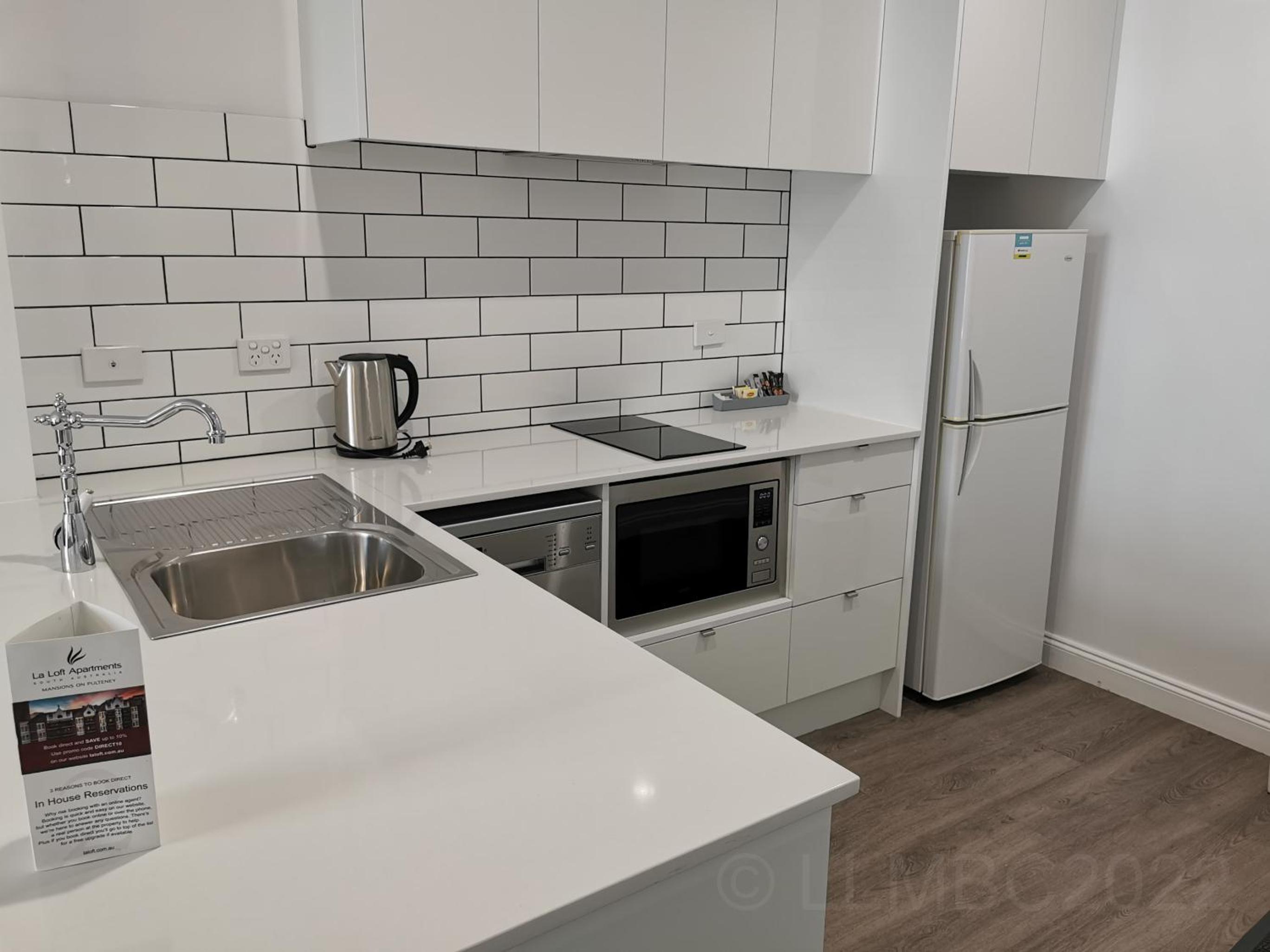 Executive One-Bedroom Apartment - Photo 2