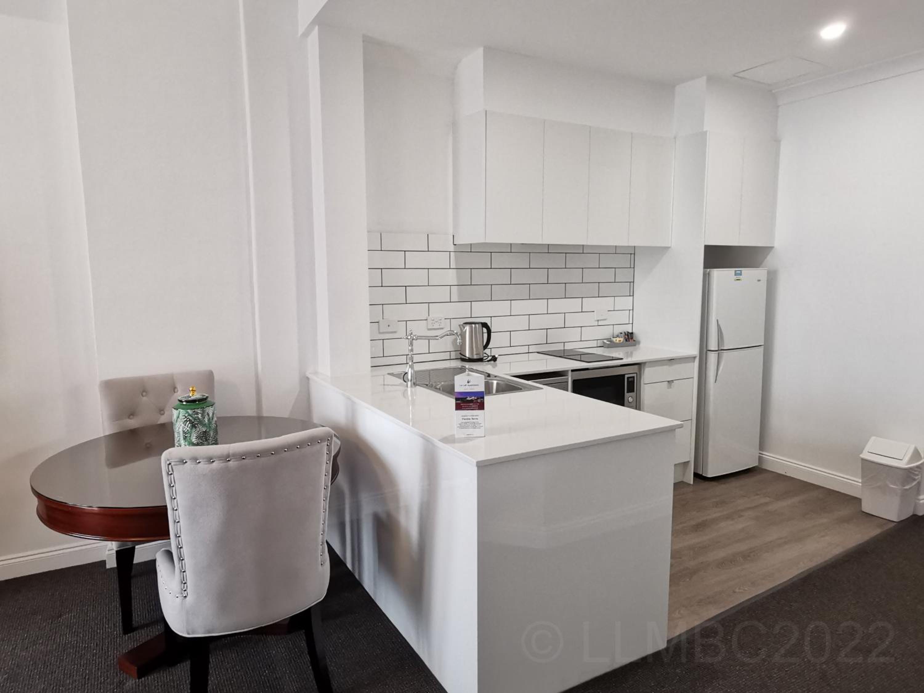 Executive One-Bedroom Apartment - Photo 6