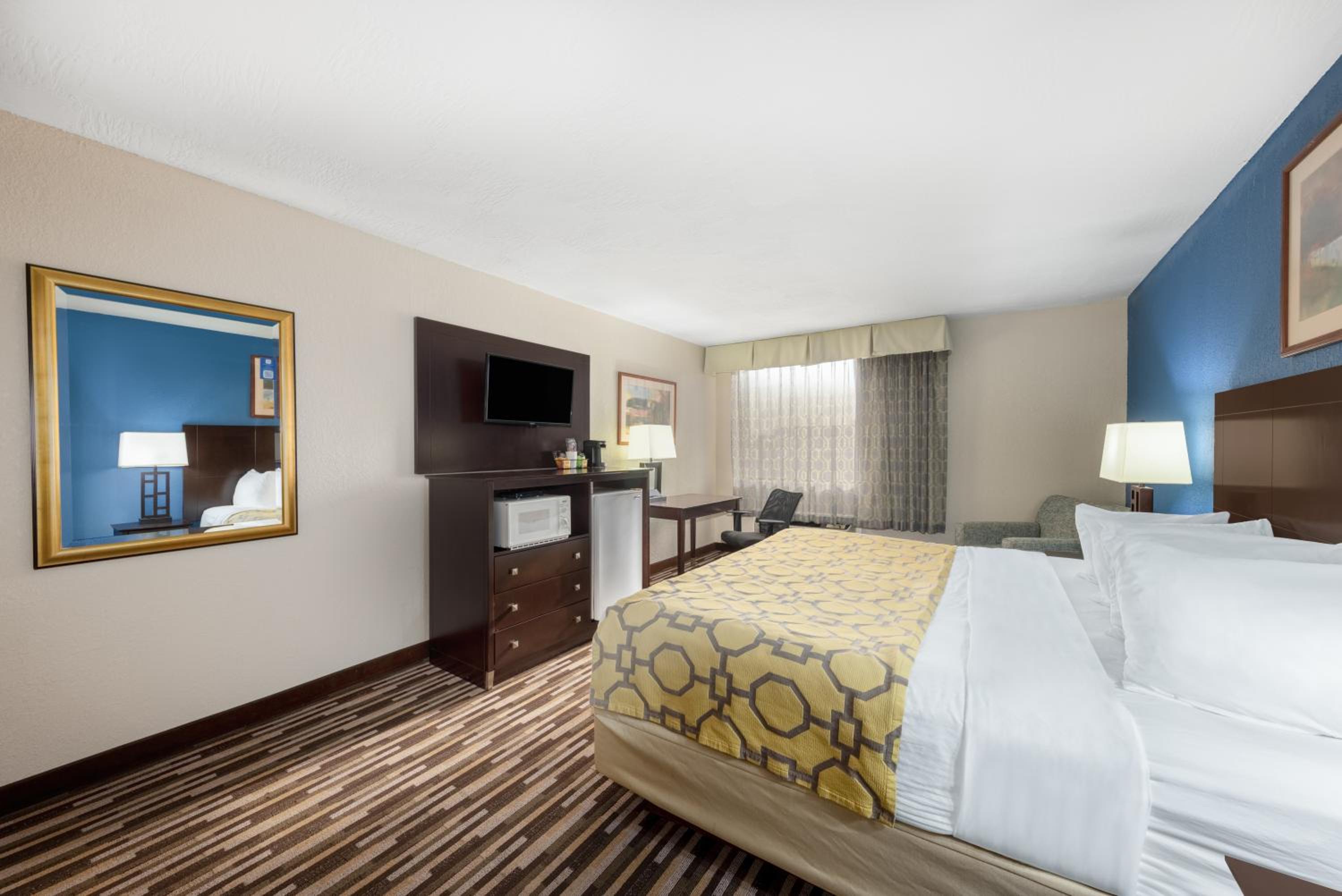 King Room - Non-Smoking - Photo 2