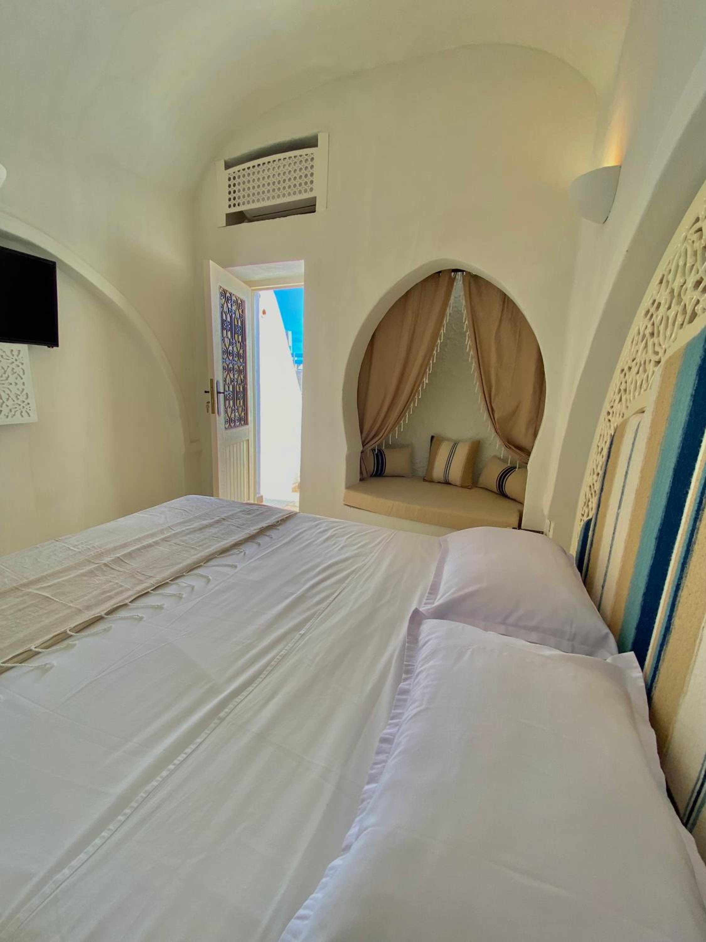 Deluxe Double Room with Balcony photo 3