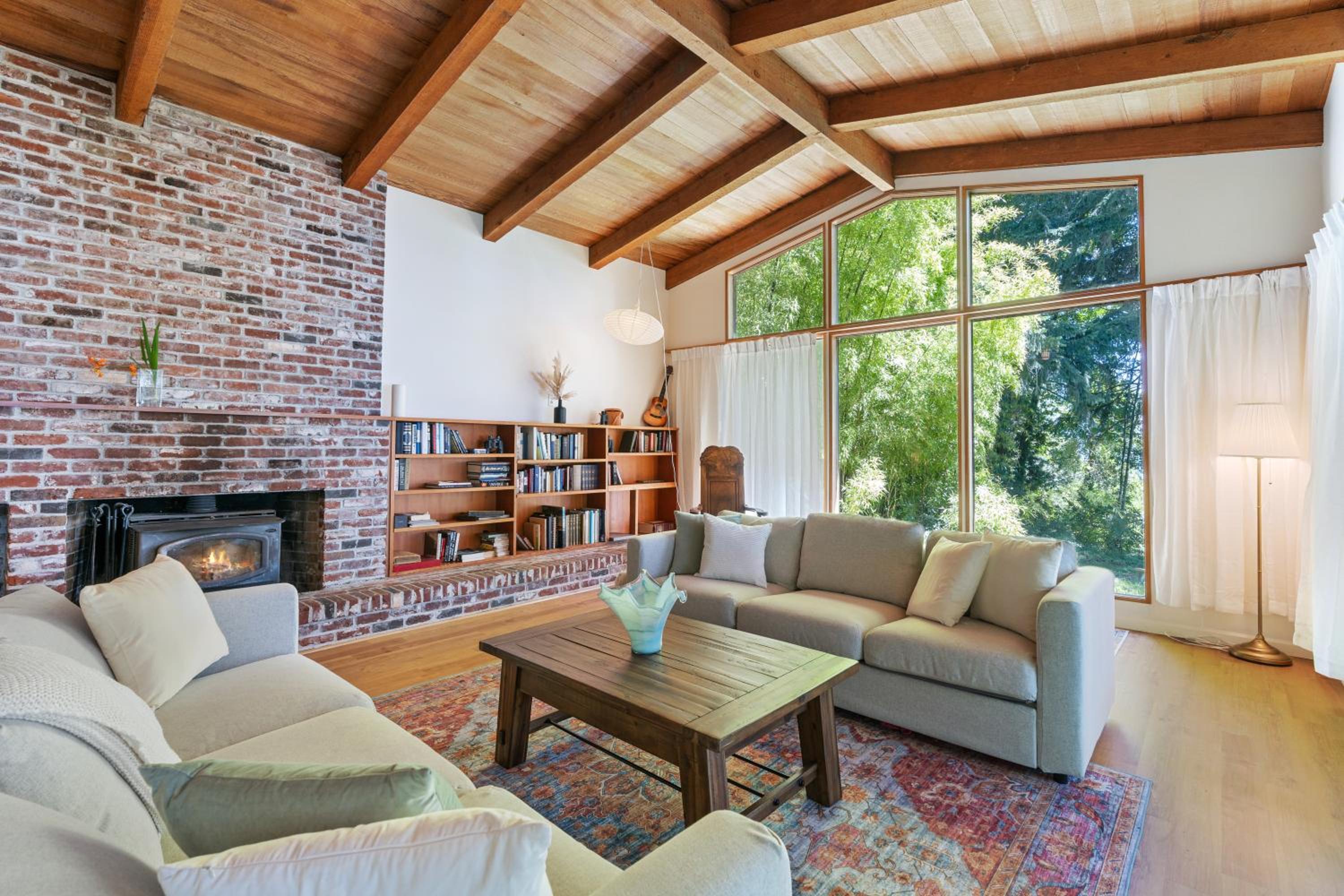 Five-Bedroom House photo 1