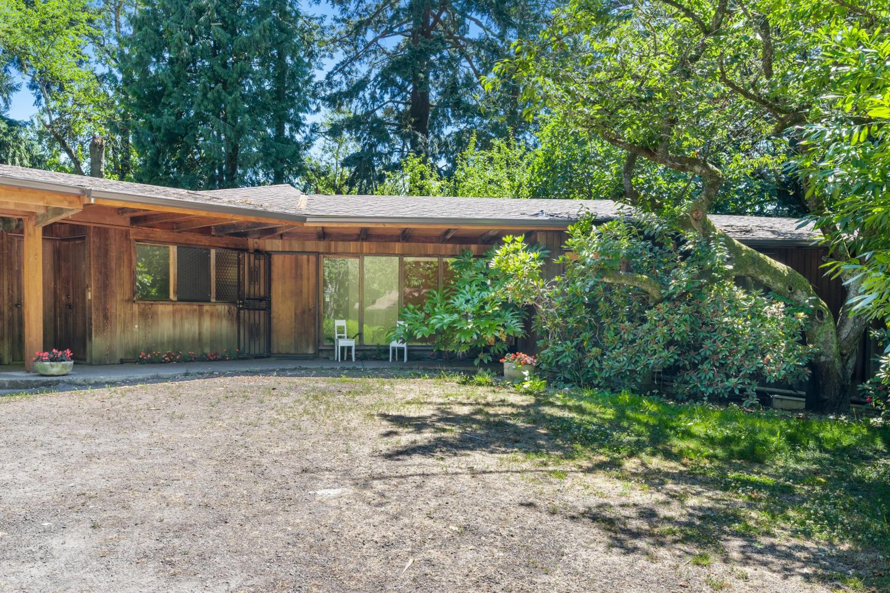 Five-Bedroom House photo 2