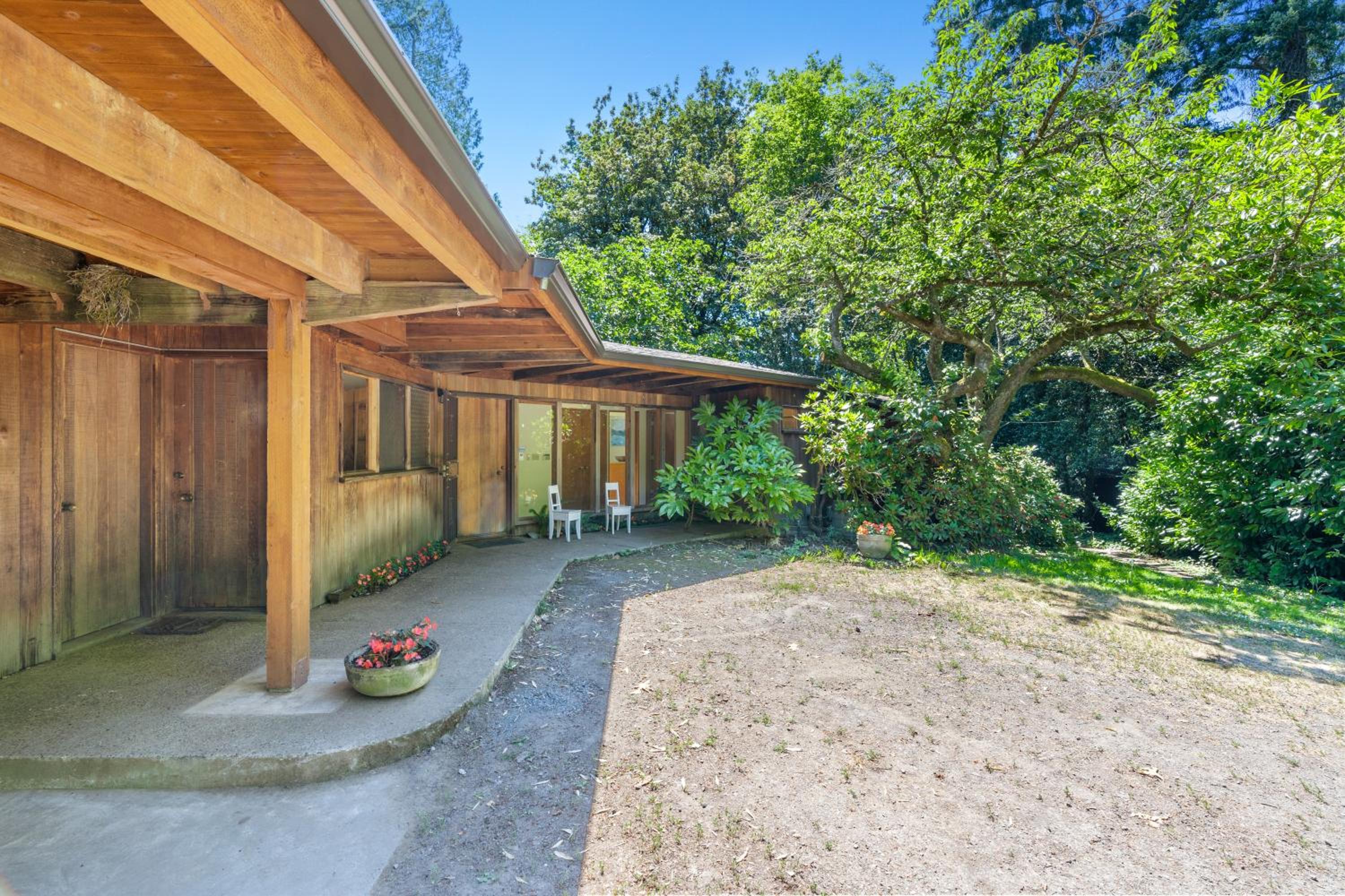 Five-Bedroom House photo 3