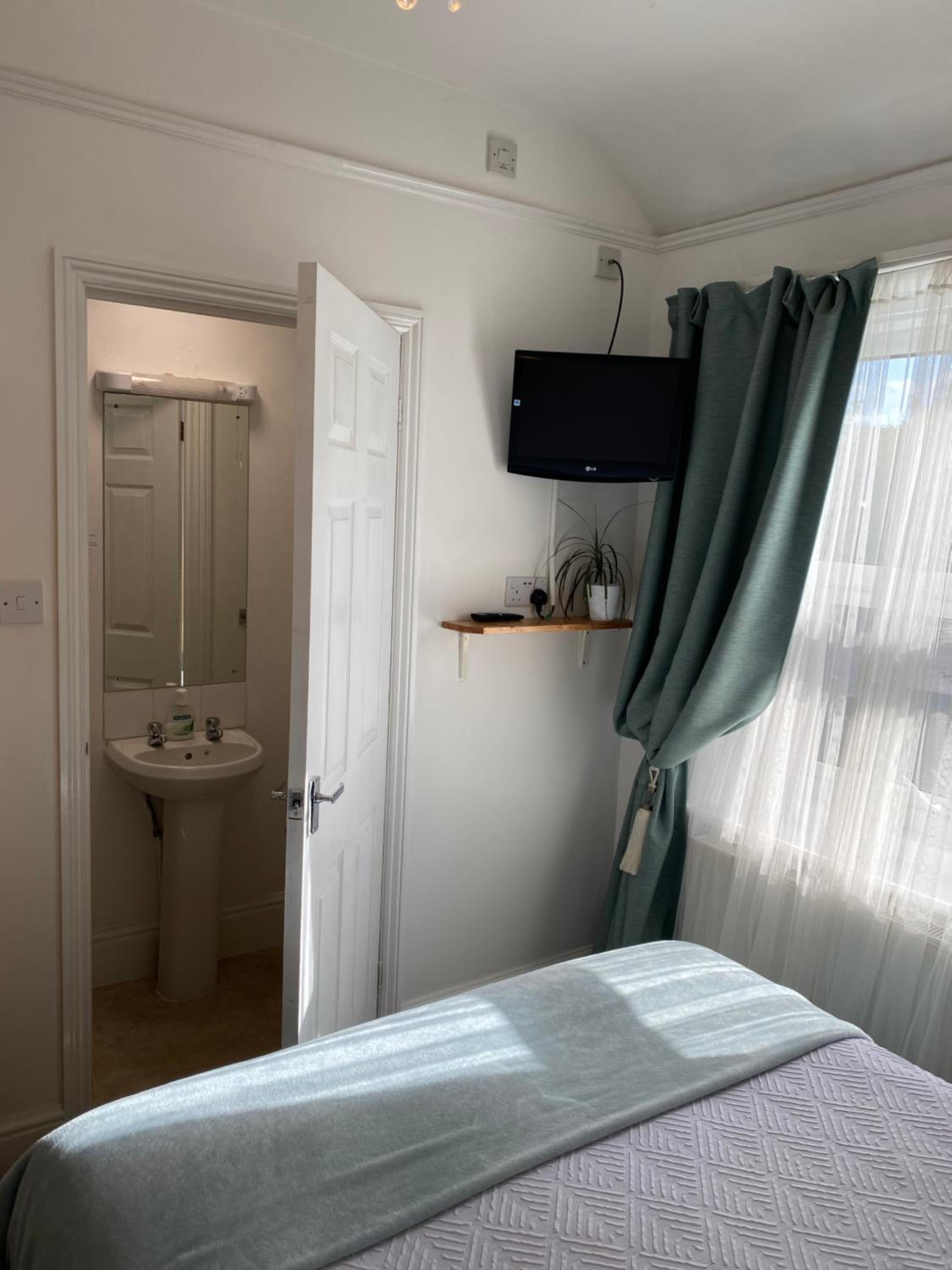 Double Room with Private Bathroom photo 3