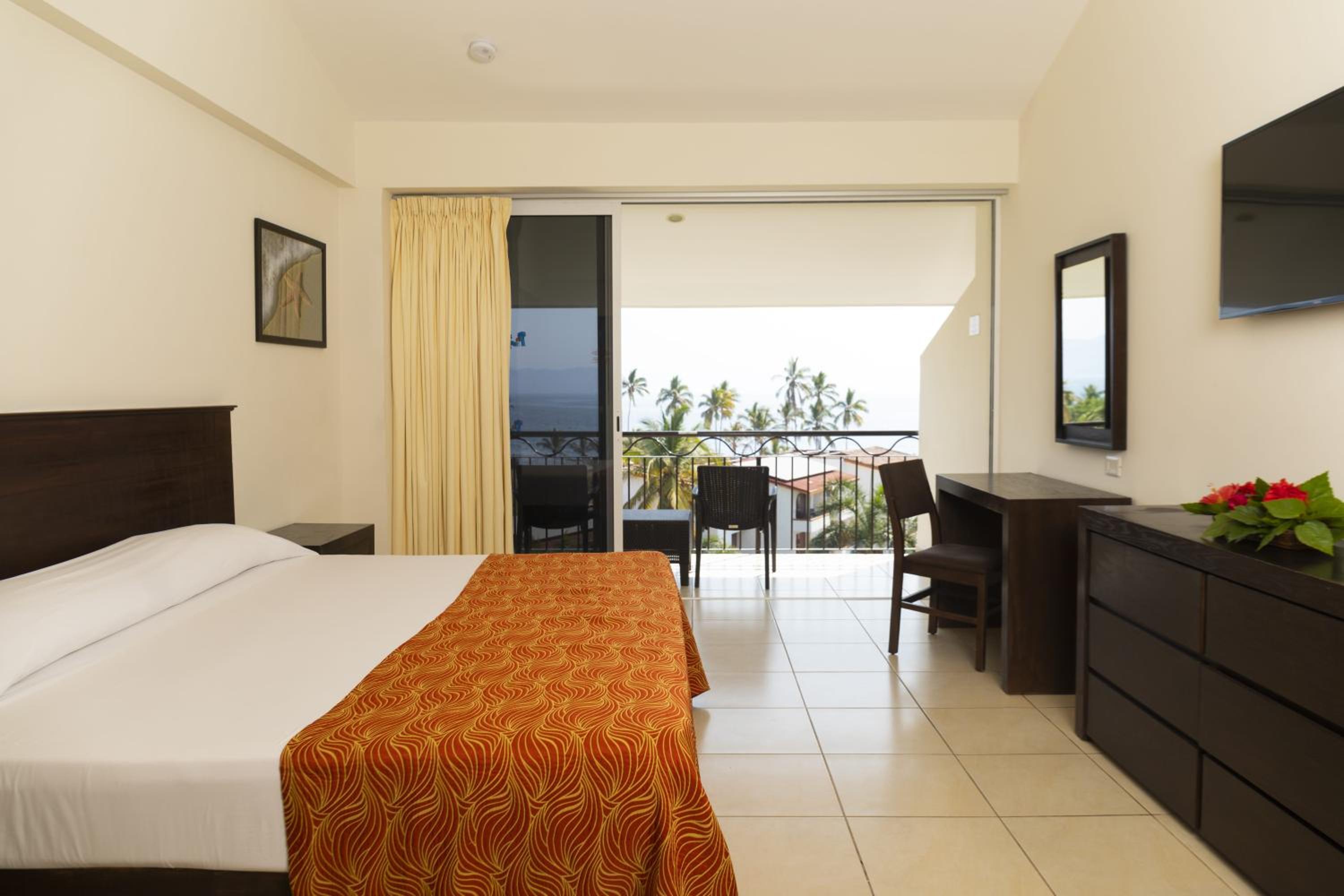 Deluxe Double Room with Balcony - Photo 5