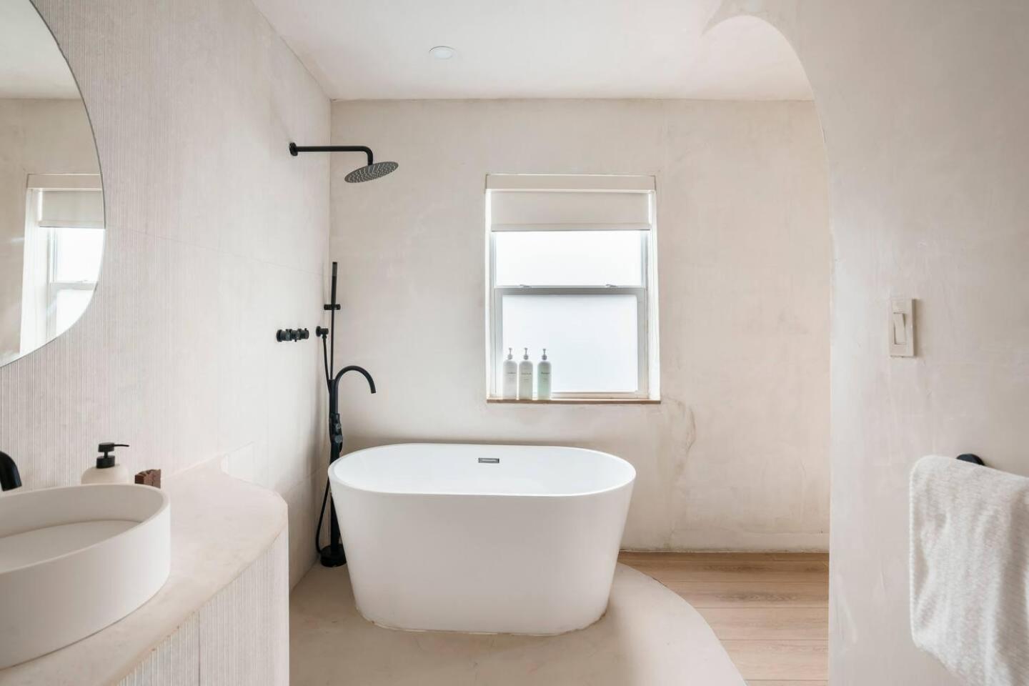 Two-Bedroom House - Photo 9
